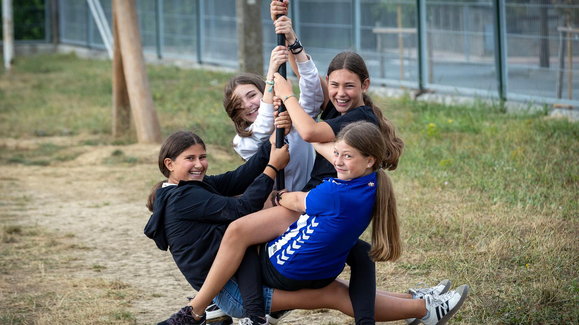 xue, Laia, Zuriñe e Iraia se tiran por la tirolina del parque de Lakuntza