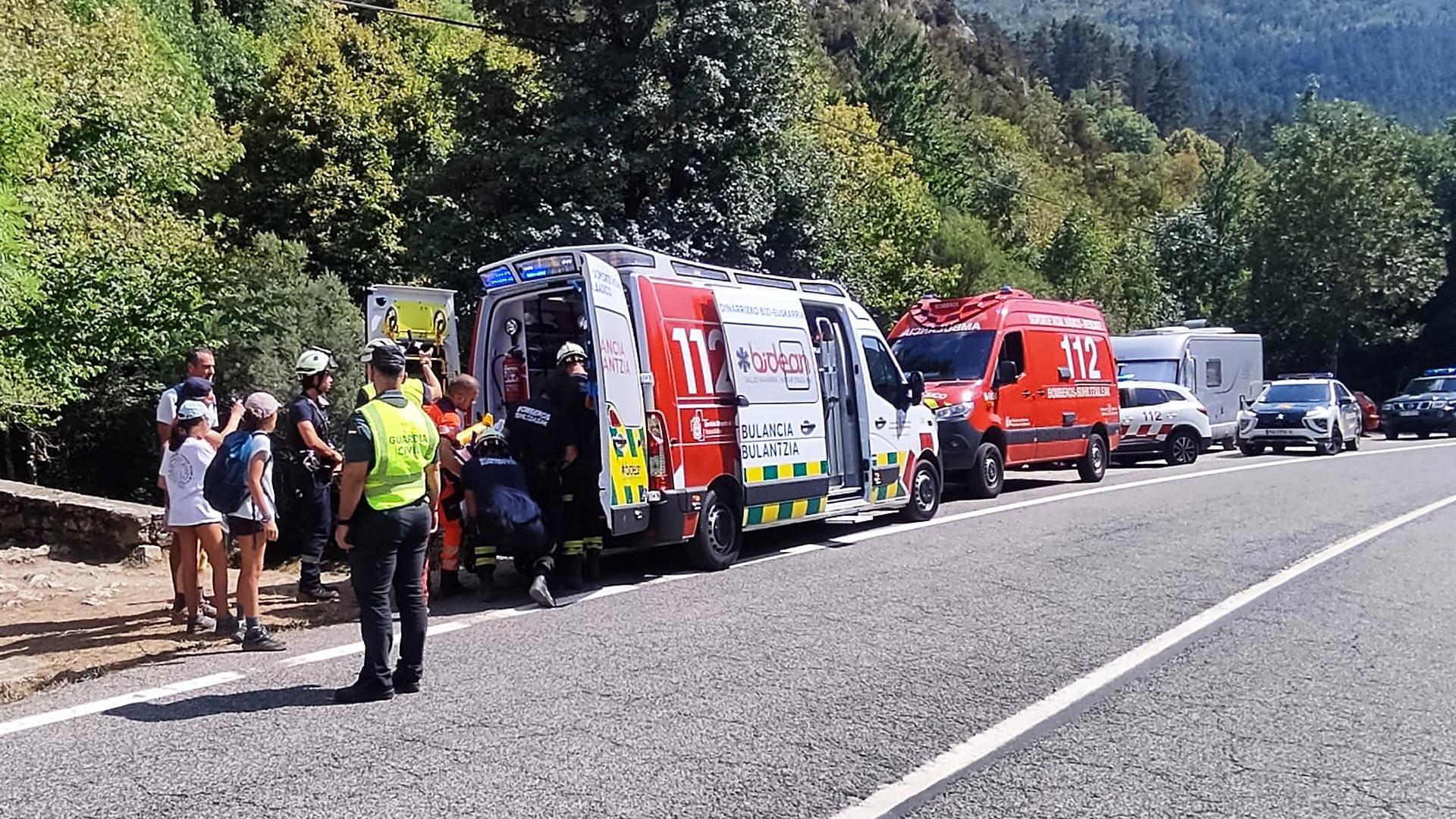 El dispositivo de seguridad en el momento de meter a la herida en una ambulancia /