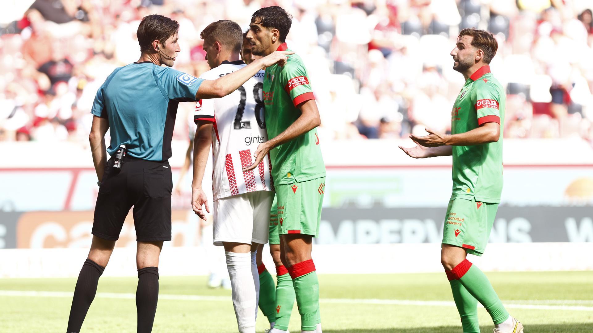 Catena y Moncayola dialogan con el árbitro tras el gol anulado a Osasuna