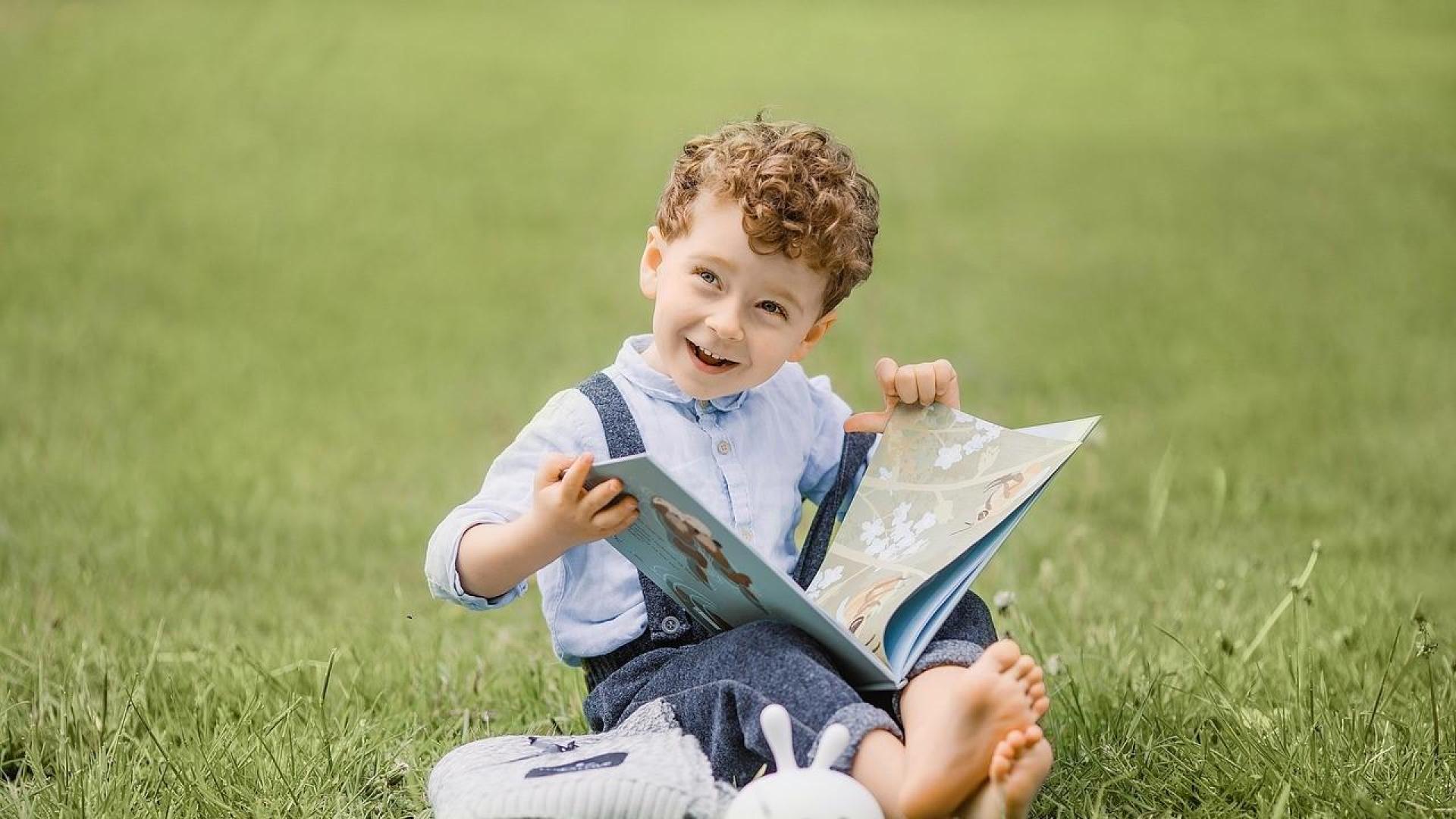Un niño con un libro