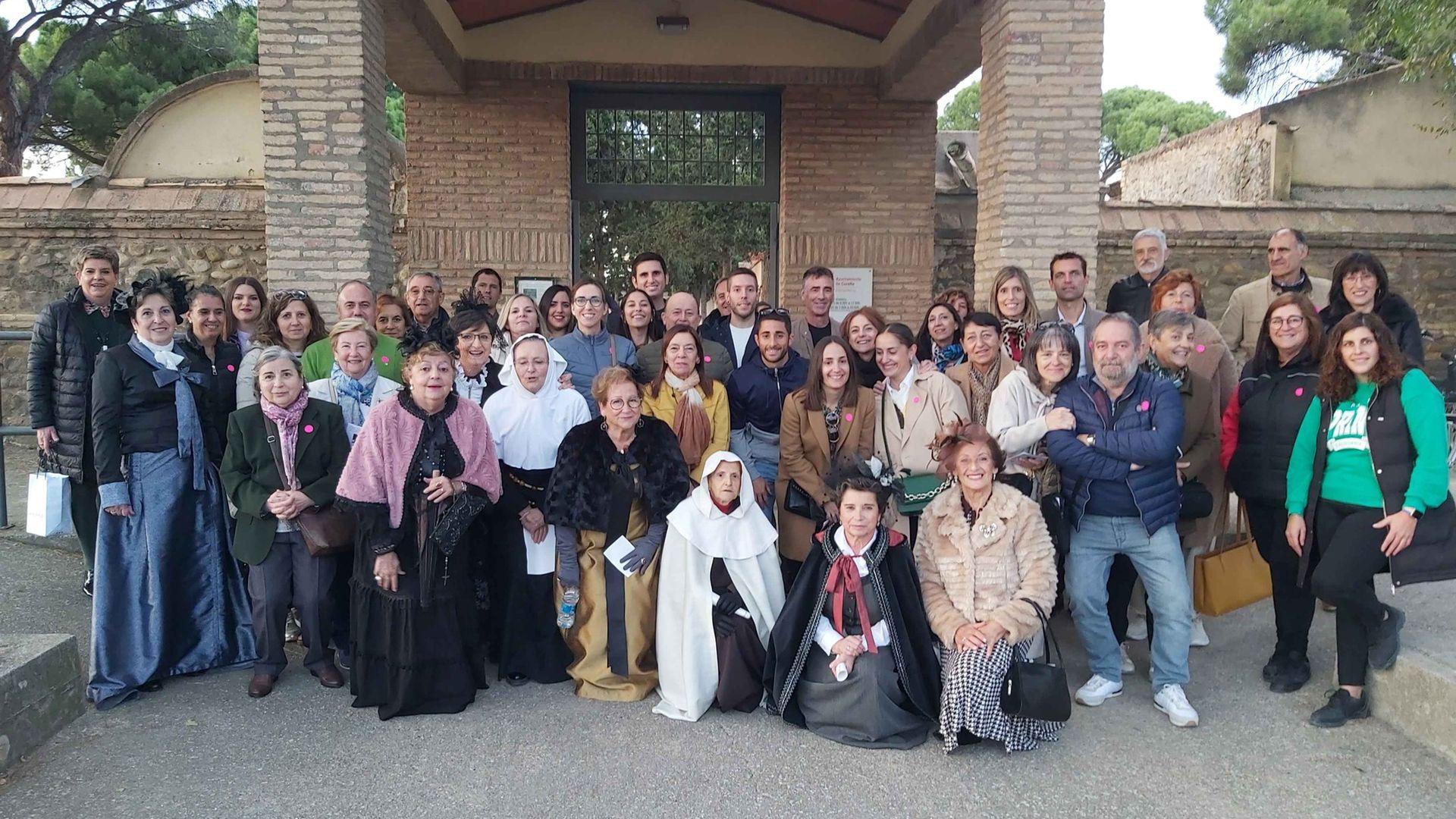 Actrices, turistas y guías, en el cementerio de Corella