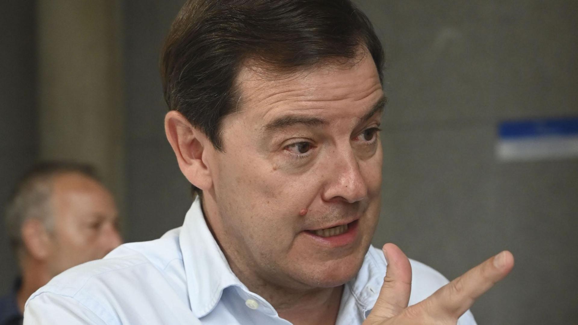 El presidente de la Junta de Castilla y León, Alfonso Fernández Mañueco, durante la reunión para valorar los incendios en la provincia de León