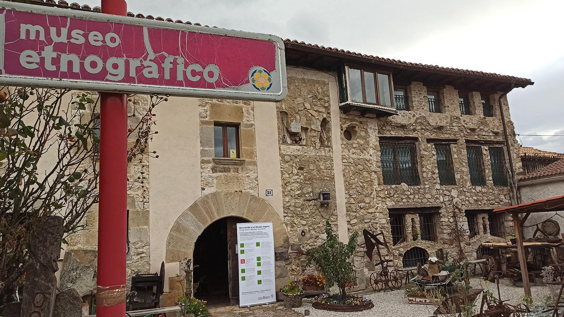 Vista del exterior del museo etnográfico de Arteta
