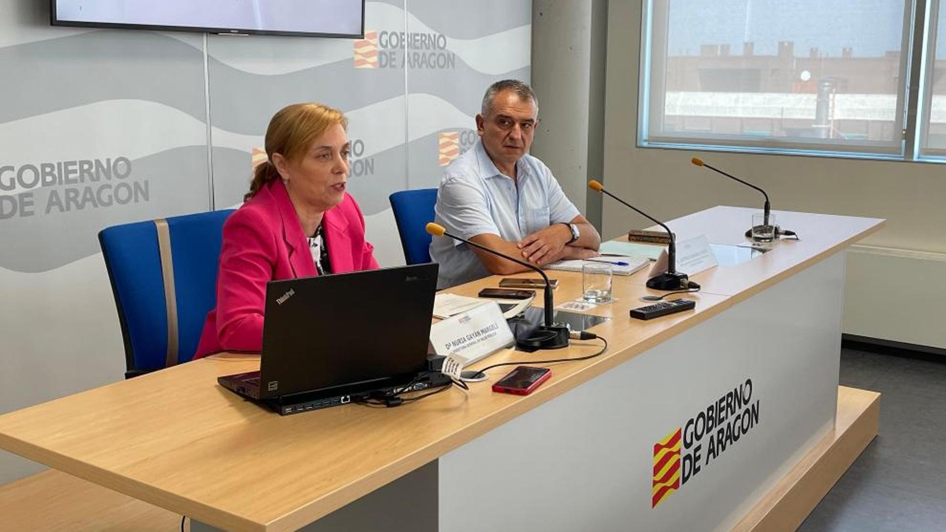 La directora general de Salud Pública, Nuria Gayán, y el jefe de servicio de Seguridad Alimentaria y Sanidad Ambiental, Antonio Español, este miércoles, en rueda de prensa