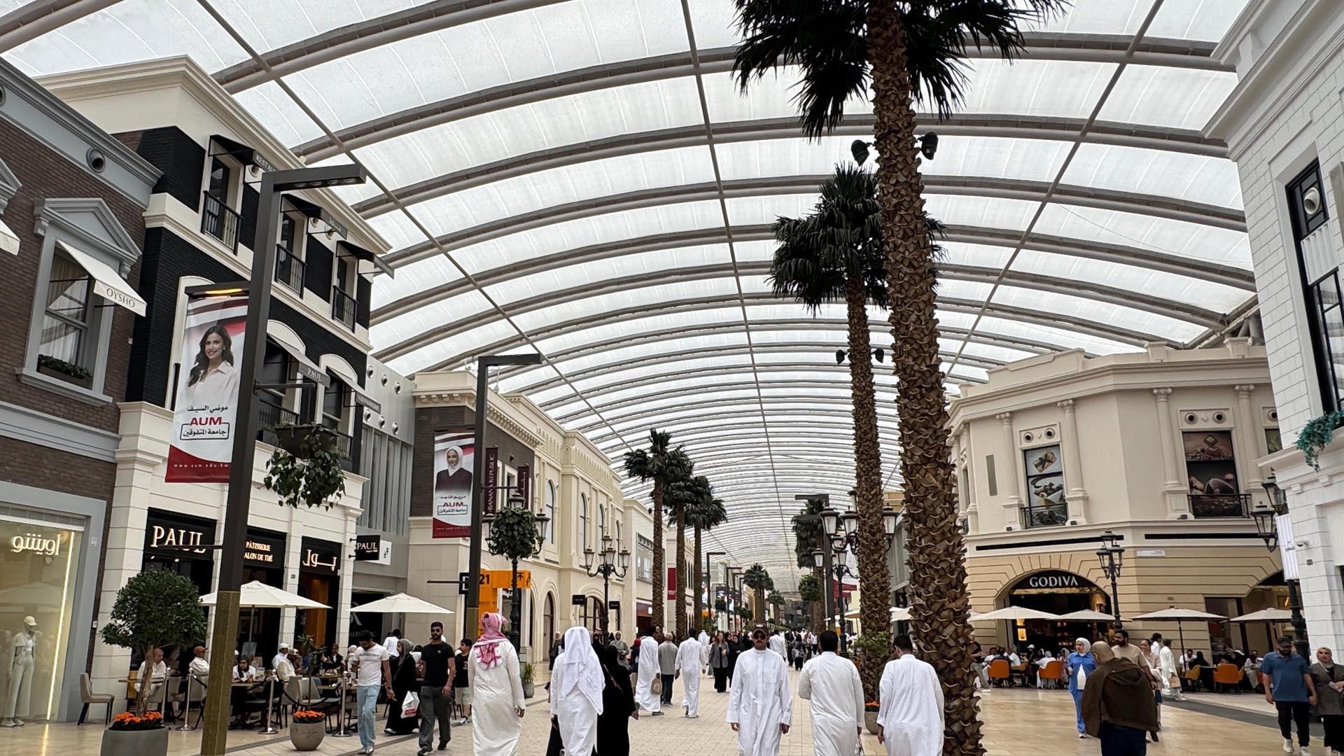 Varias personas pasean por el centro comercial Avenues, en Kuwait