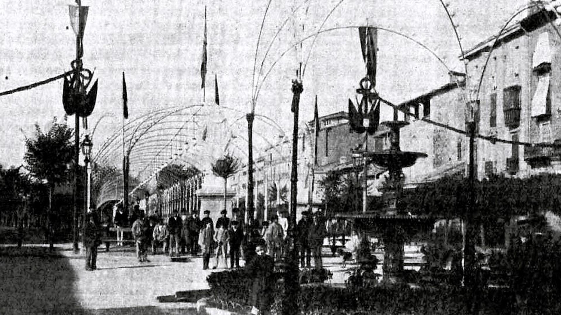 Paseo de Valencia con el túnel luminoso, en las fiestas de San Fermín del año 1885