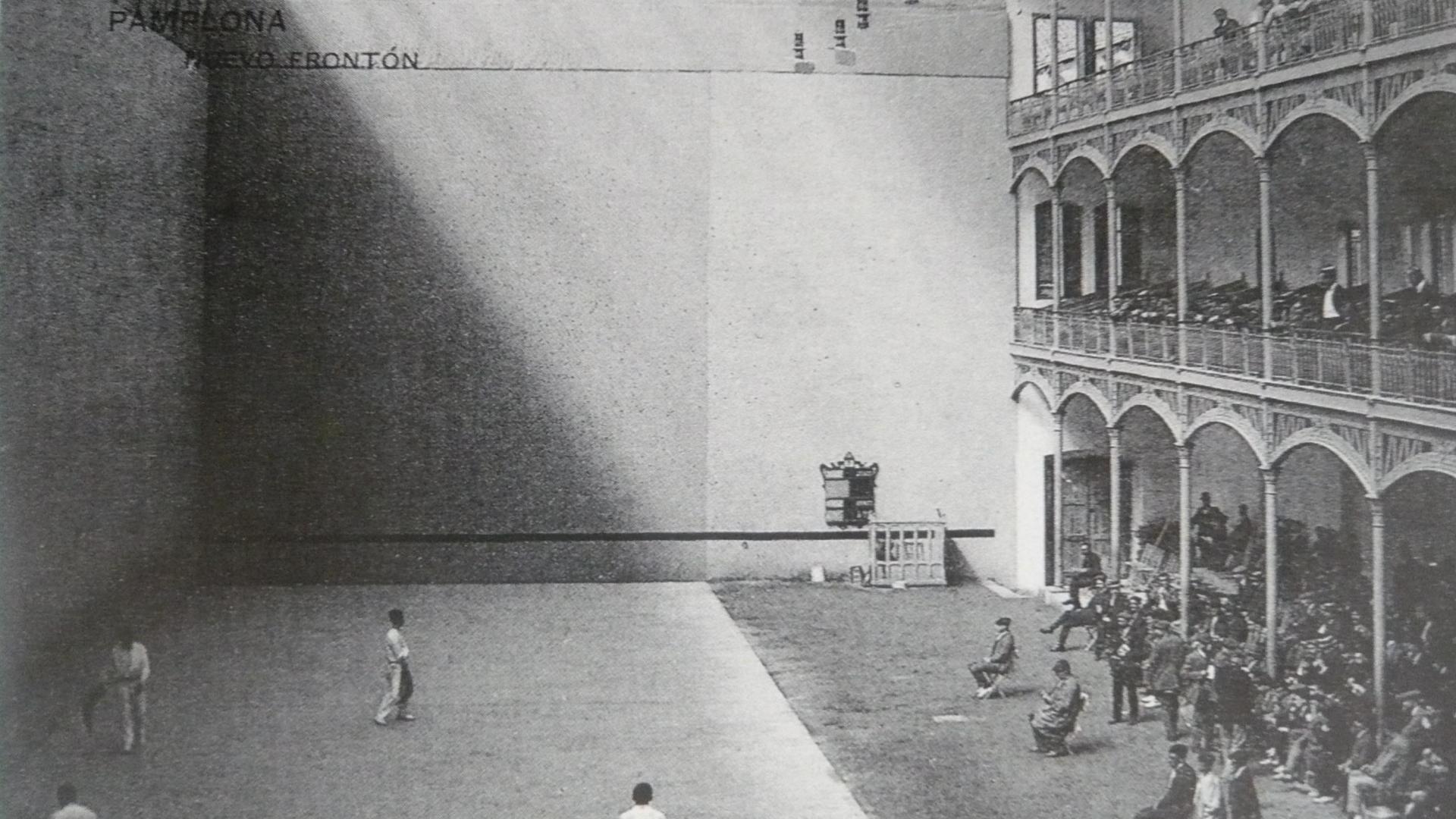 Interior del frontón hacia 1915 (tarjeta postal de la época)
