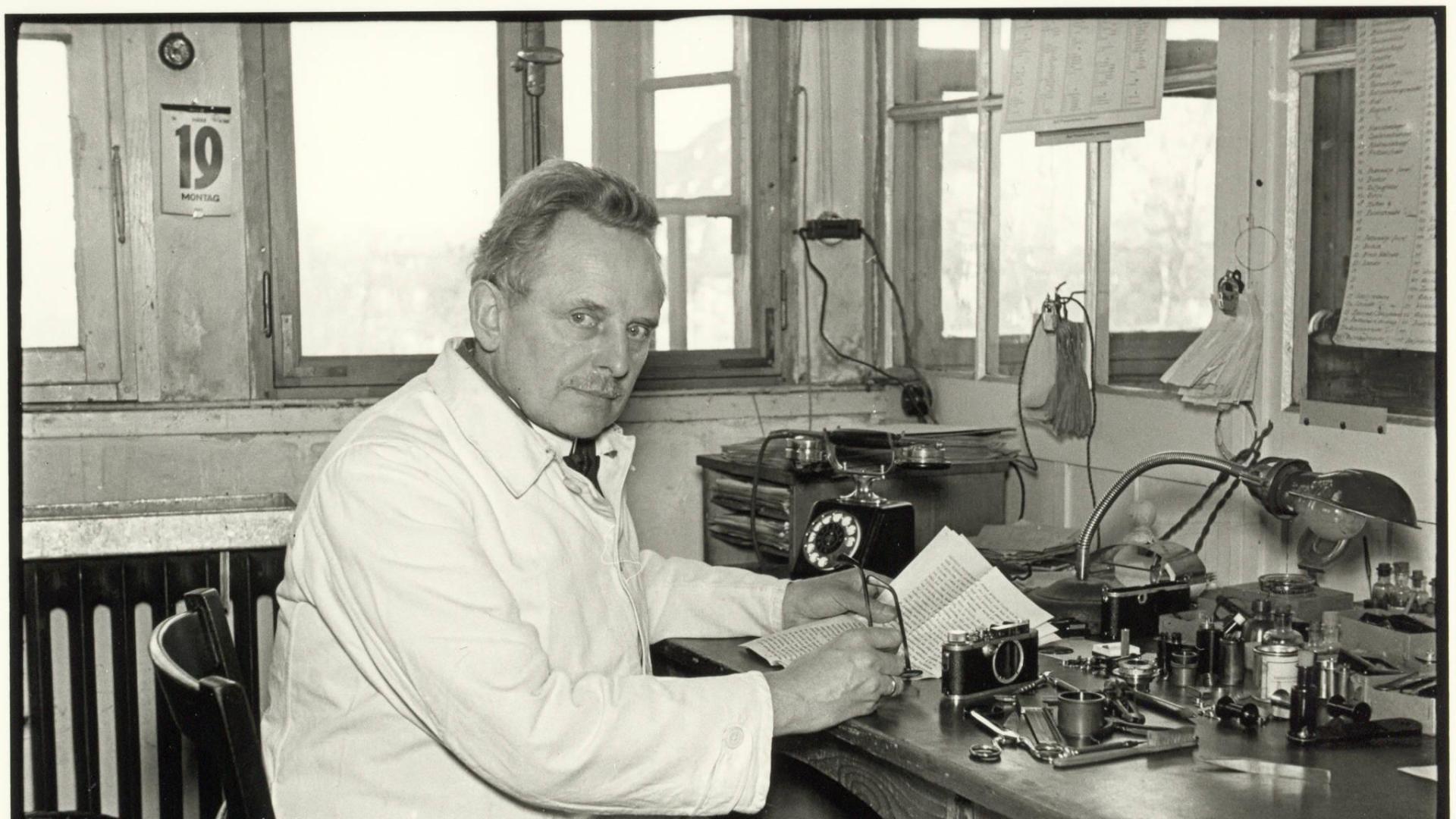 Oskar Barnack 

en su lugar de 

trabajo en 1934