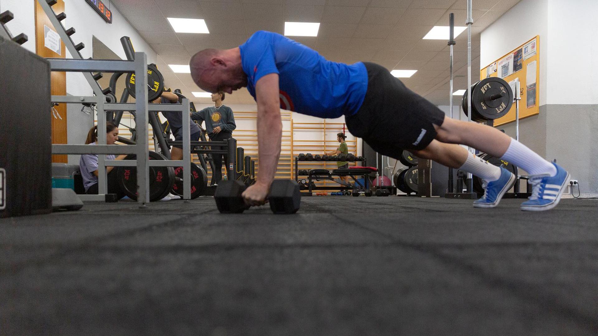 Una persona, realizando ejercicios en el gimnasio