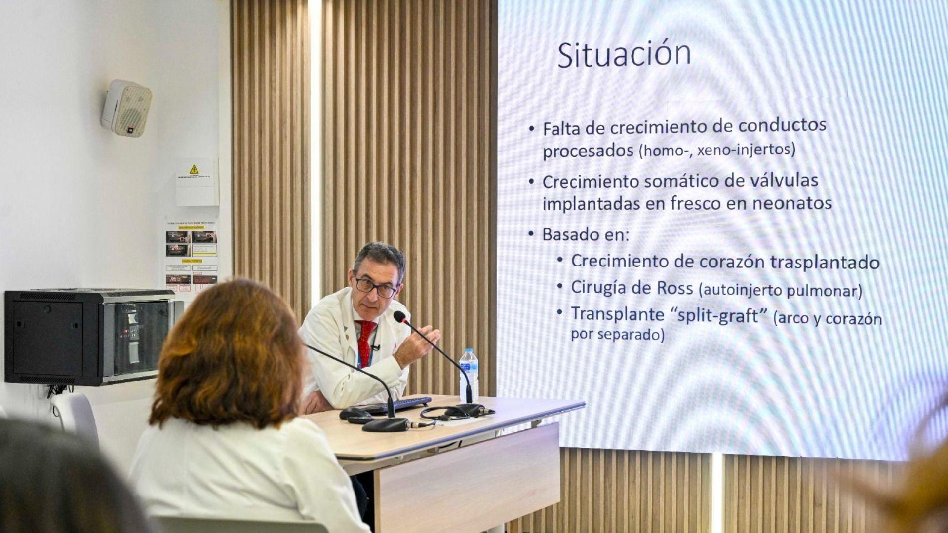 El cirujano cardiaco infantil Juan Miguel Gil Jaurena presenta la nueva estrategia en el Hospital Gregorio Marañón de Madrid.