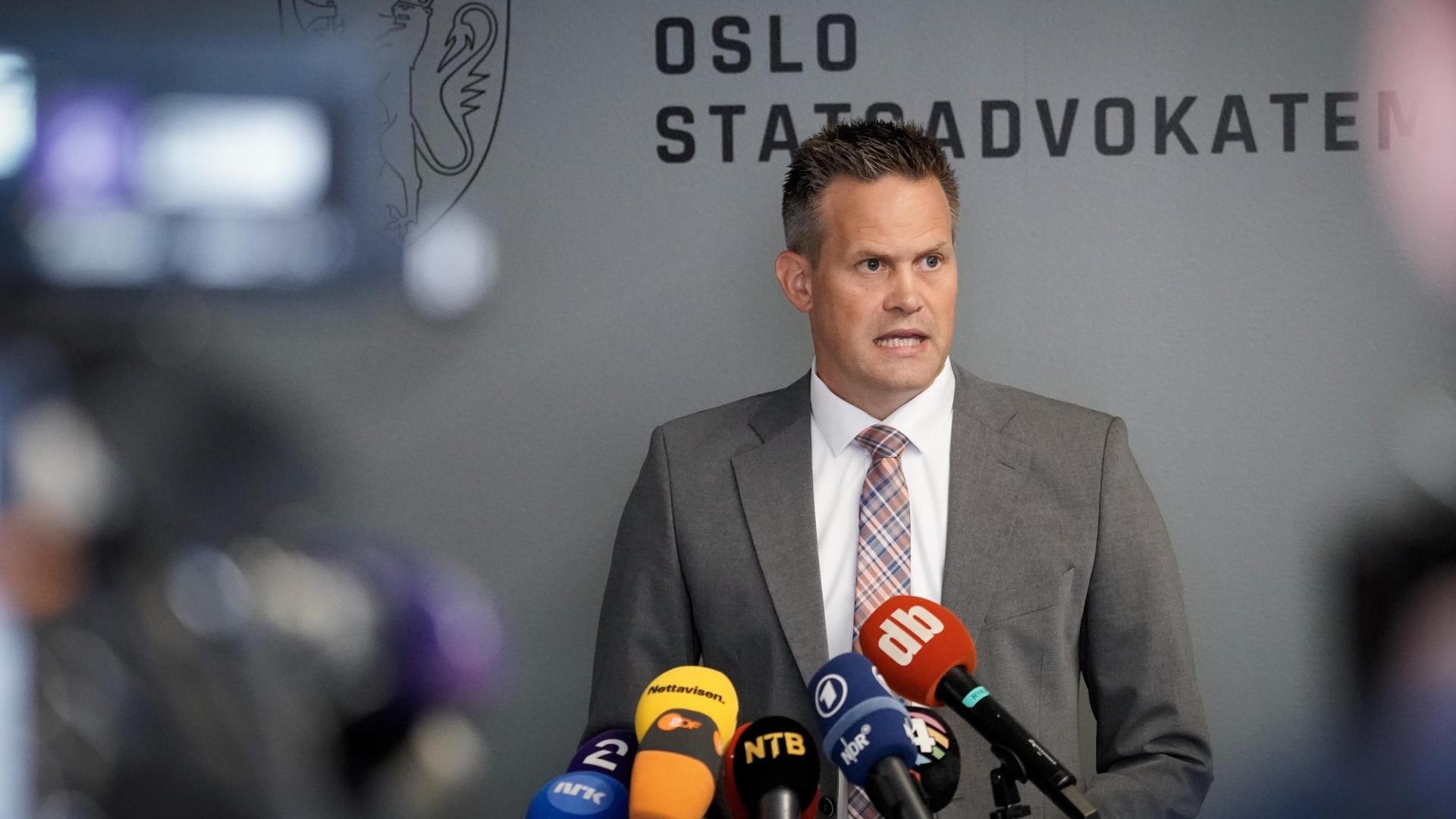El fiscal general de Noruega, Sturla Henriksbø comunica a los medios la decisión tomada