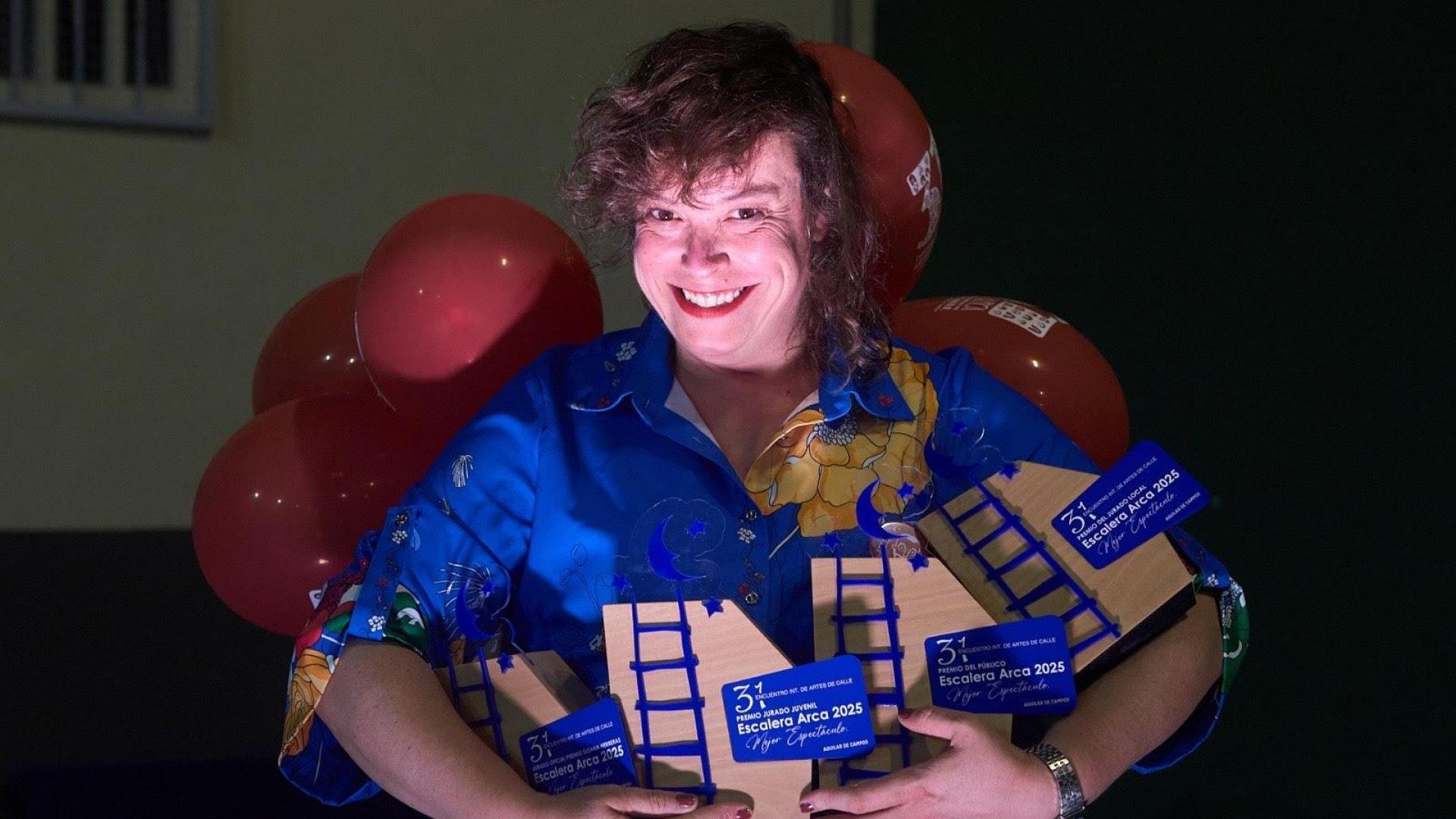 Tefi de Paz, posando con los galardones