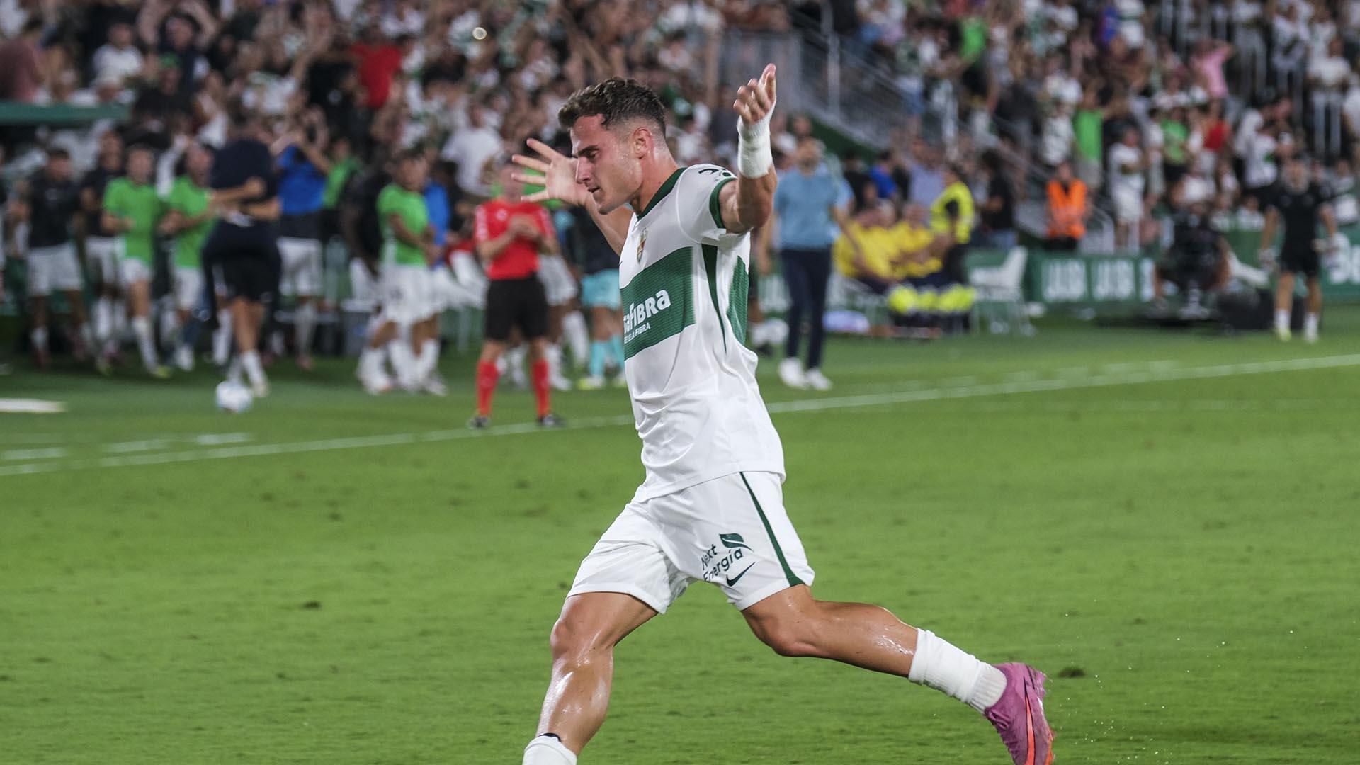 El delantero del Elche Germán Valera celebra el gol del empate