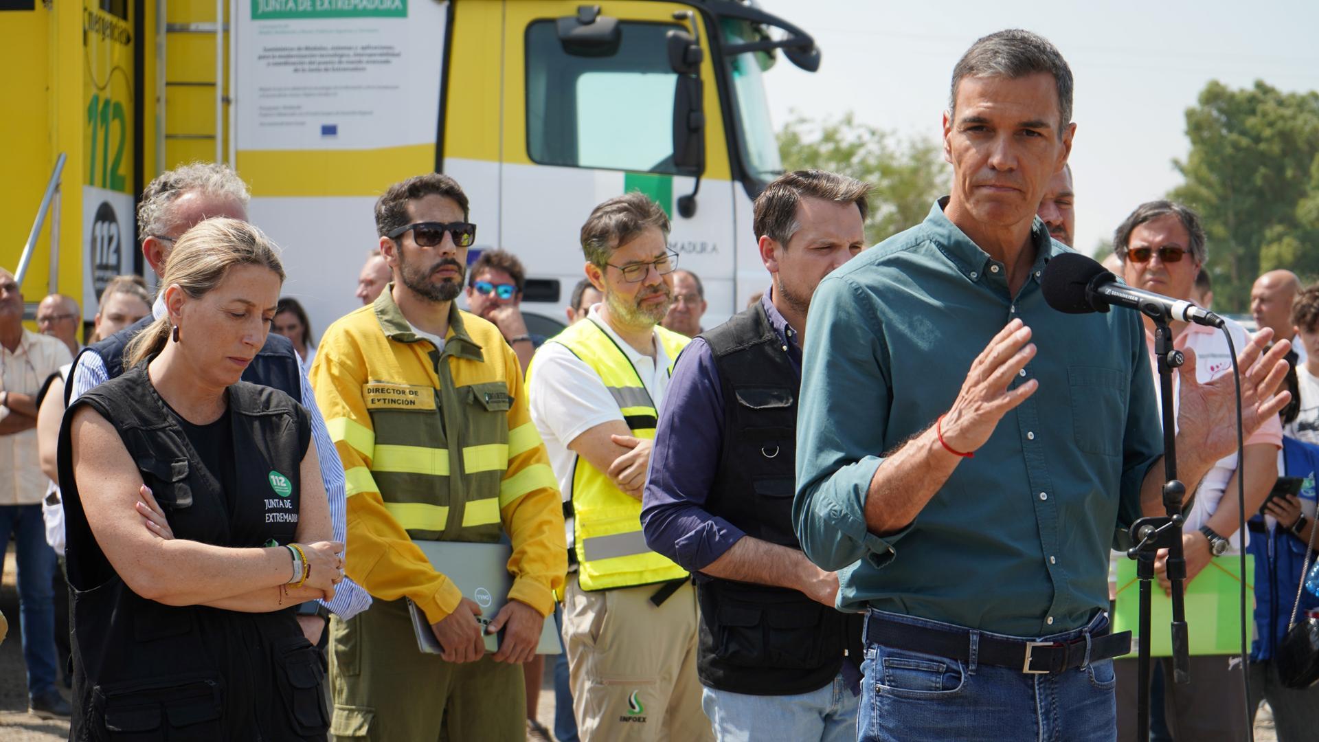 El presidente del Gobierno, Pedro Sánchez, junto a la presidenta de la Junta de Extremadura, María Guardiola, durante su visita al Puesto de Mando Avanzado del incendio de Jarilla (Cáceres)