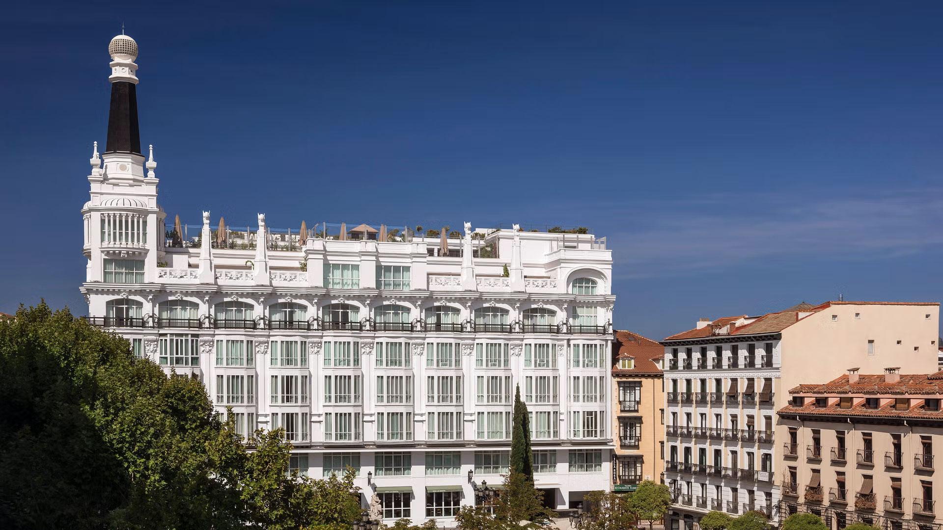 Fachada del icónico hotel ME Reina Victoria de Madrid