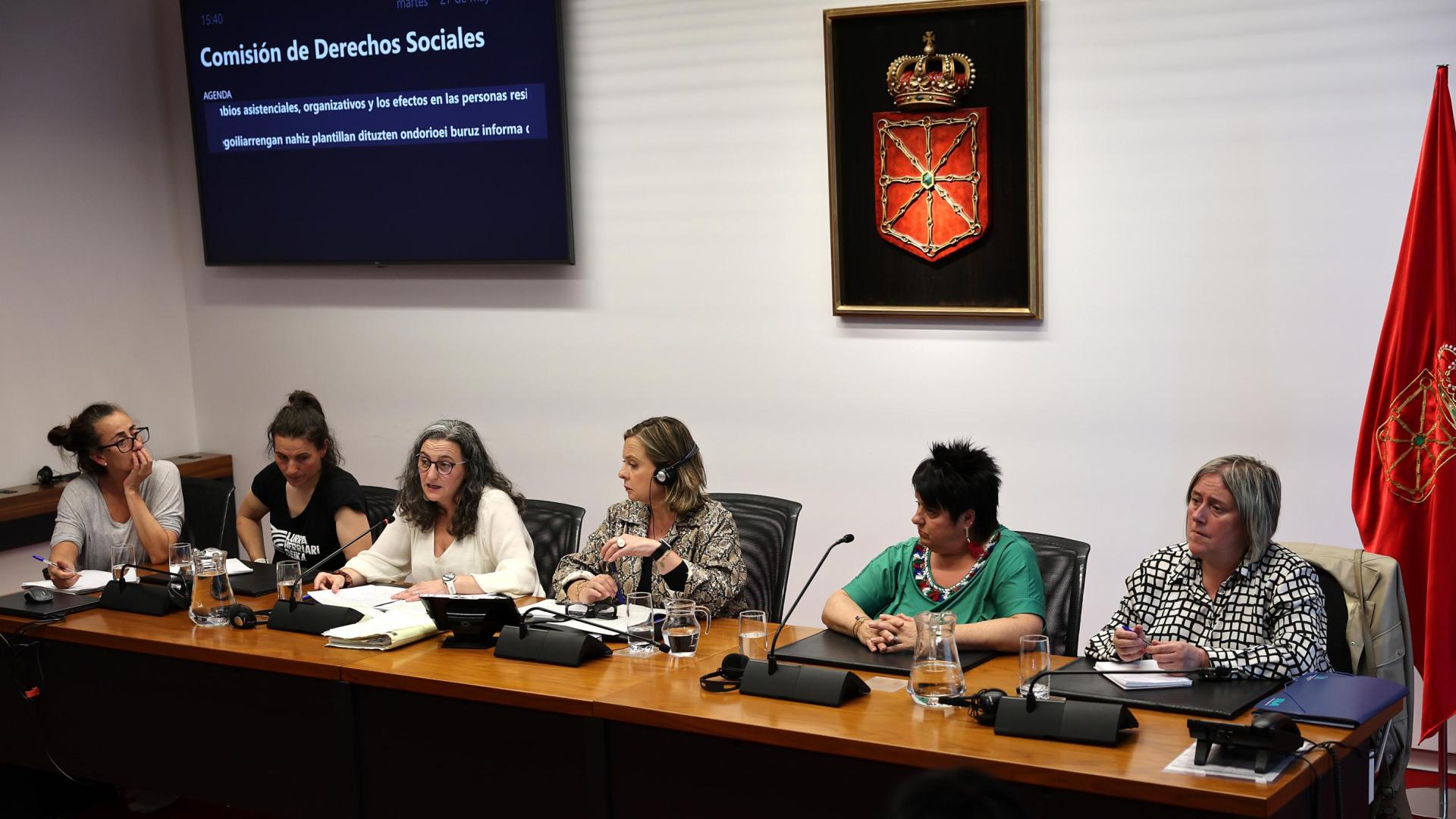 Junto a la presidenta de la comisión parlamentaria de Derechos Sociales, Arantza Biurrun, toma la palabra en presencia de los miembros del comité de empresa de la Residencia Benito Menni de Elizondo María Jose Aleman Etxenike, María Isabel Azkona Asiron, Inés Obregozo Oteiza y María Jesús Martirena Hualde.