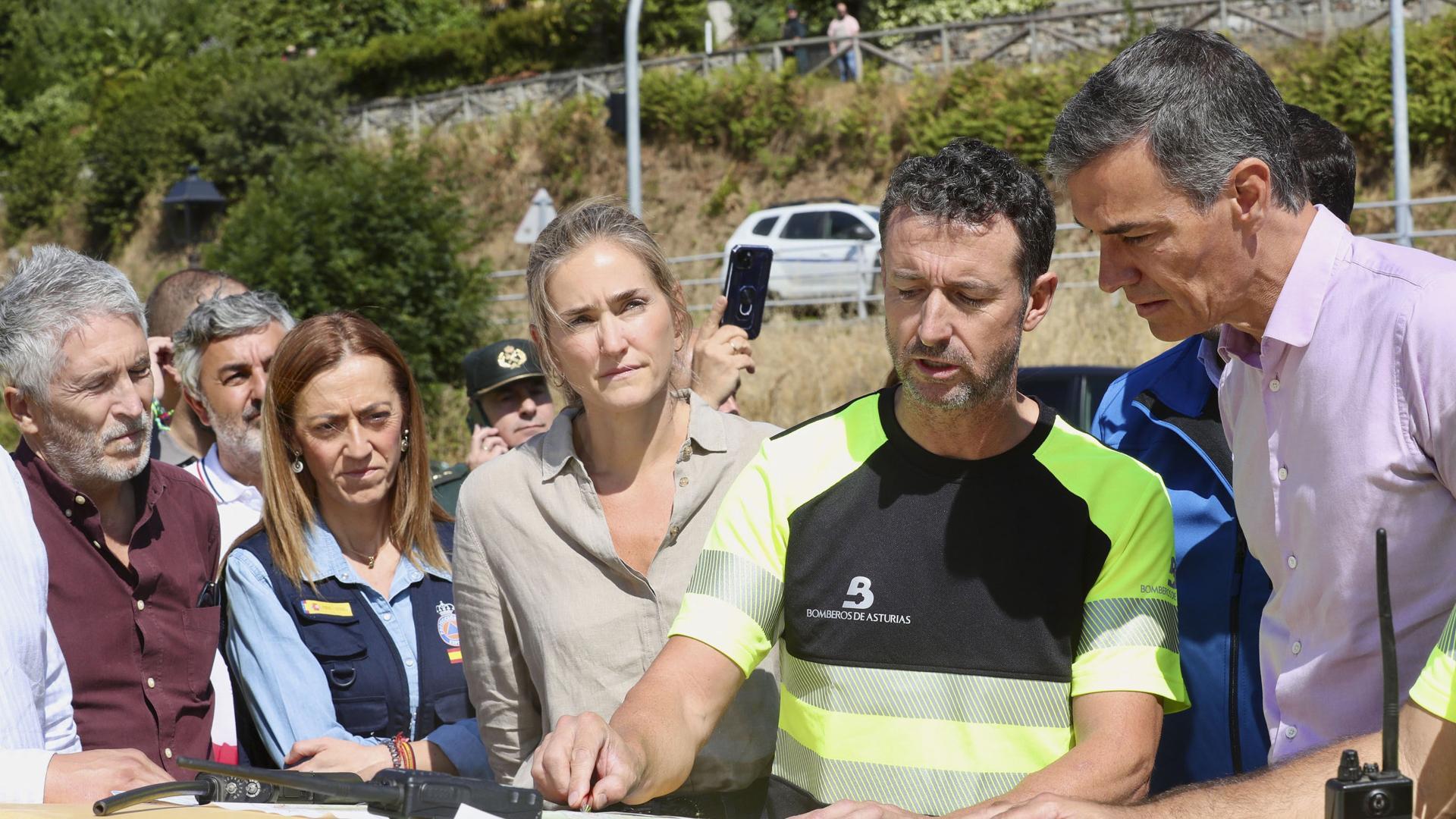 El presidente del Gobierno, Pedro Sánchez, conversa con los responsables de los dispositivos de emergencias y de coordinación, en presencia de la vicepresidenta tercera y ministra para la Transición Ecológica y el Reto Demográfico, Sara Aagesen, el ministro del Interior, Fernando Grande-Marlaska, y de la directora general de Protección Civil y Emergencias, Virginia Barcones, durante su visita este viernes al Puesto de Mando Avanzado de Degaña (Asturias)