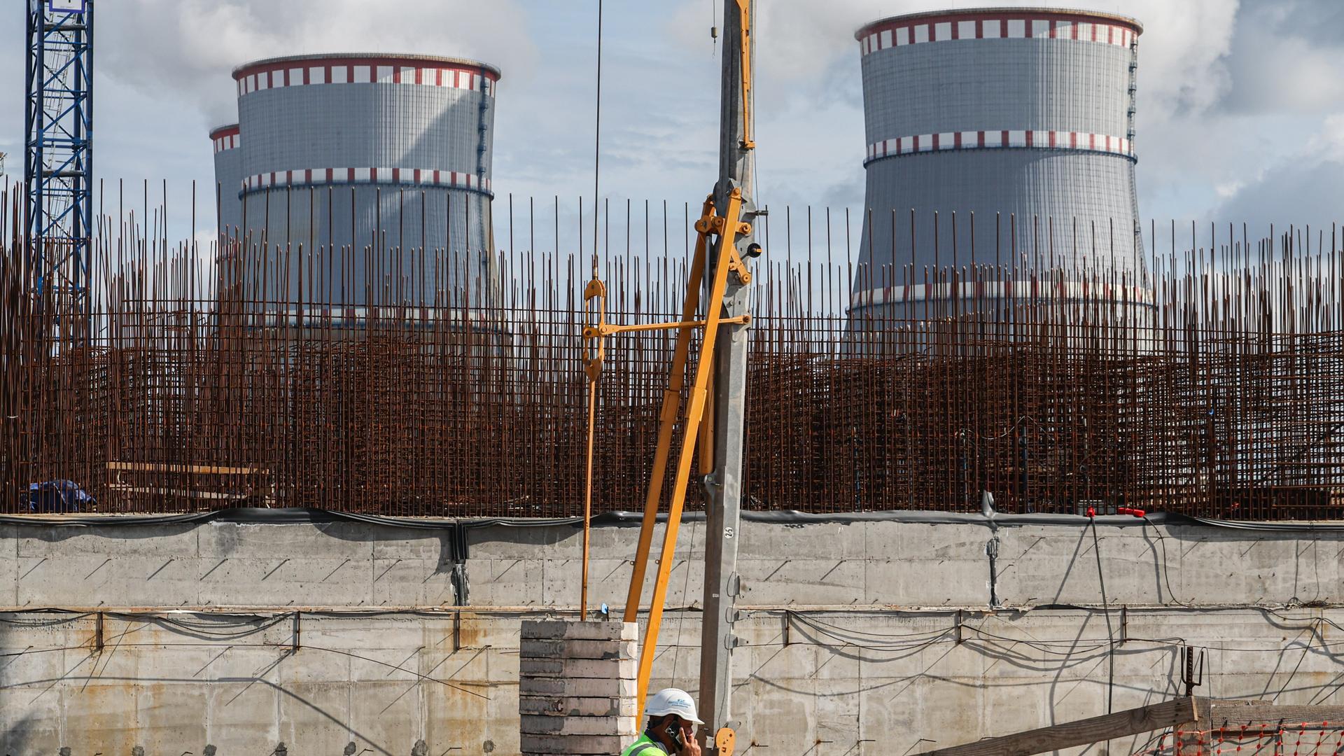 Un operario, en la central nuclear de Kursk