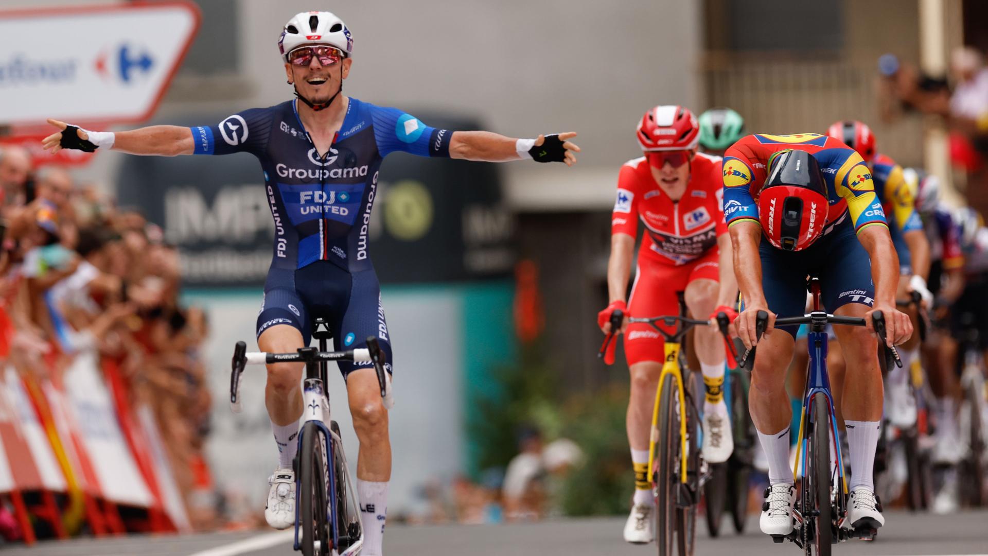 El ciclista francés David Gaudu, del equipo Groupama-FDJ, celebra la victoria en la tercera etapa de La Vuelta Ciclista a España