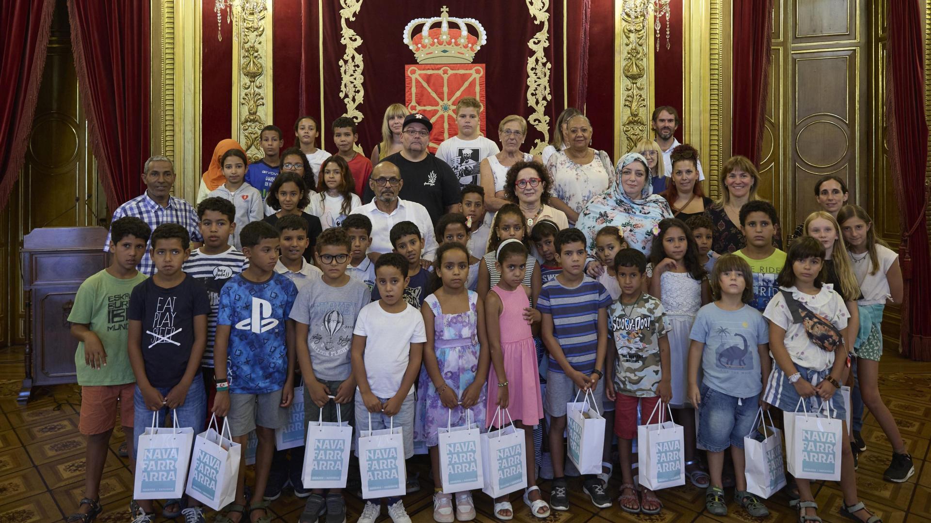 Recepción de la comsejera de Derechos Sociales, Economía Social y Empleo del Gobierno de Navarra, Carmen Maeztu, a niños y niñas saharauis
