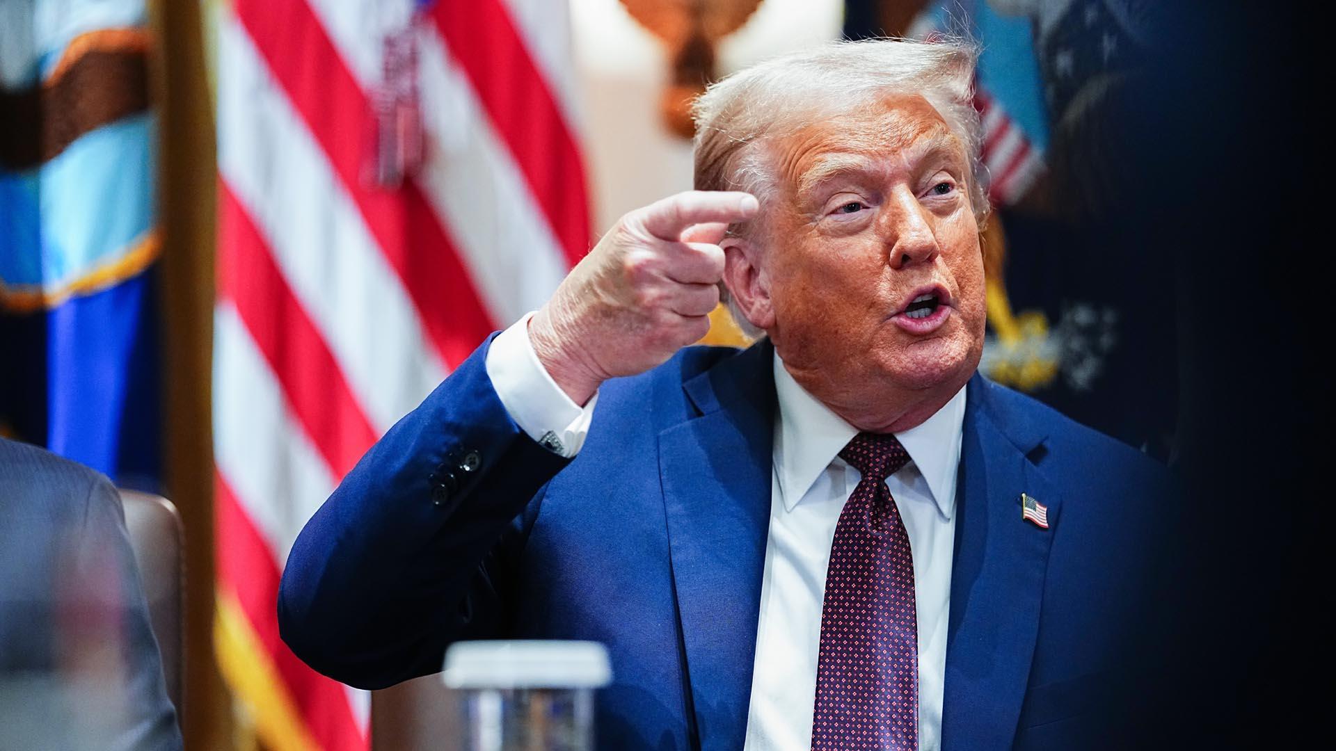 Donald Trump responde a los reporteros este martes