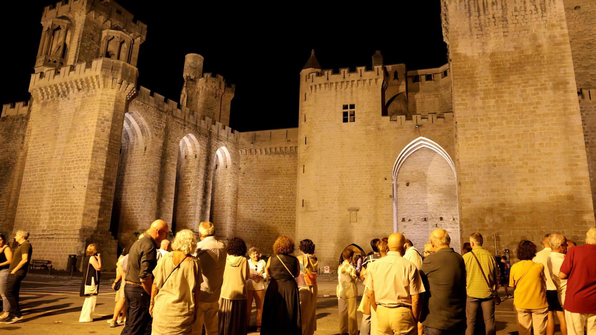 Decenas de personas se congregaron en los aledaños el Palacio Real en el acto de inauguración oficial