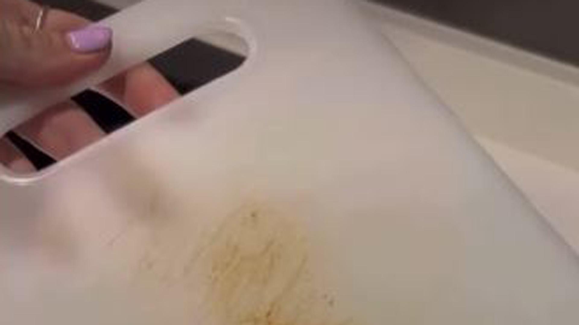 La tabla de cortar de plástico que muestra la biotecnóloga en el video publicado en su red social