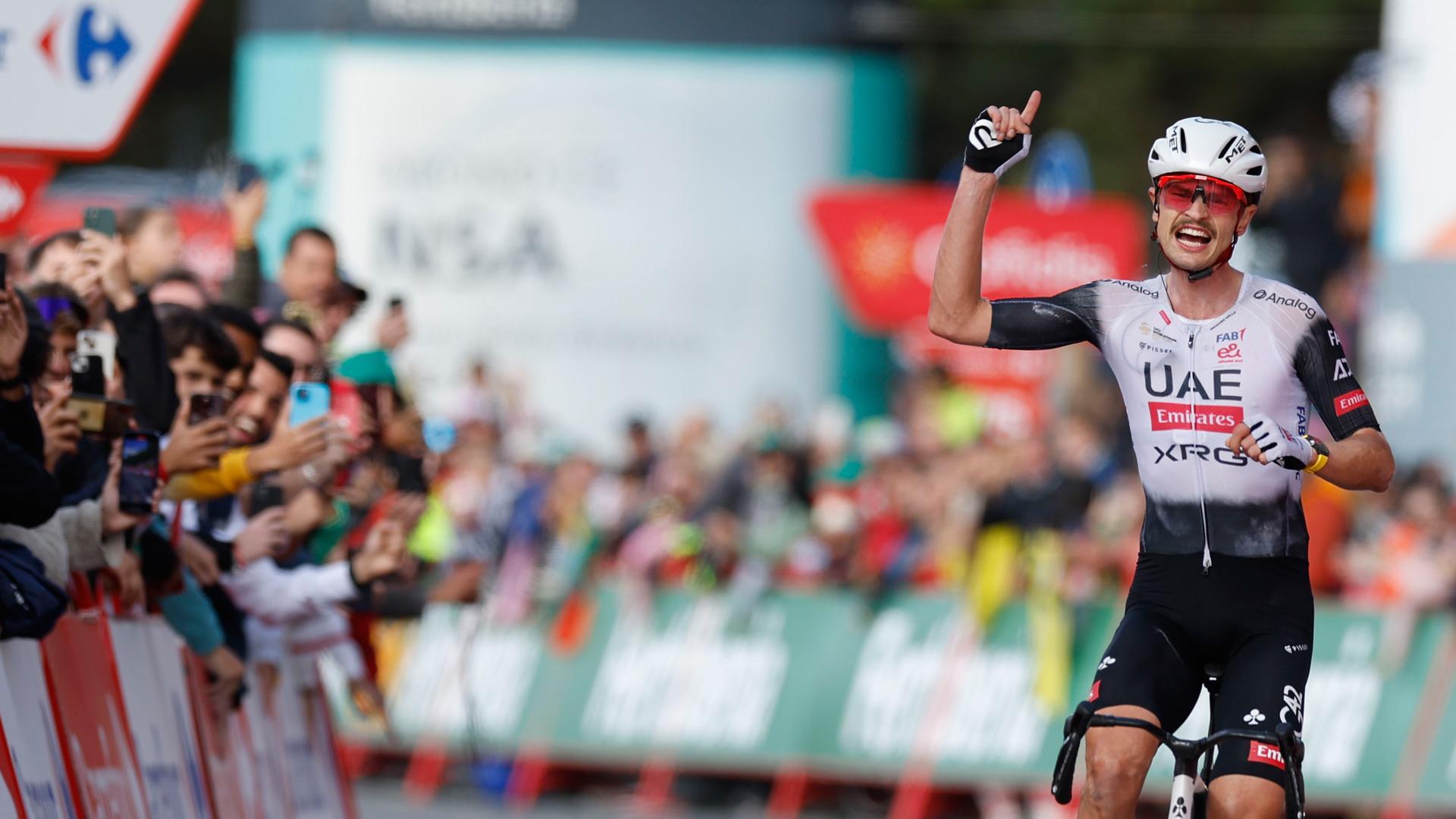 El ciclista australiano Jay Vine, del UAE Team Emirates XRG, celebra la victoria en la sexta etapa de La Vuelta a España
