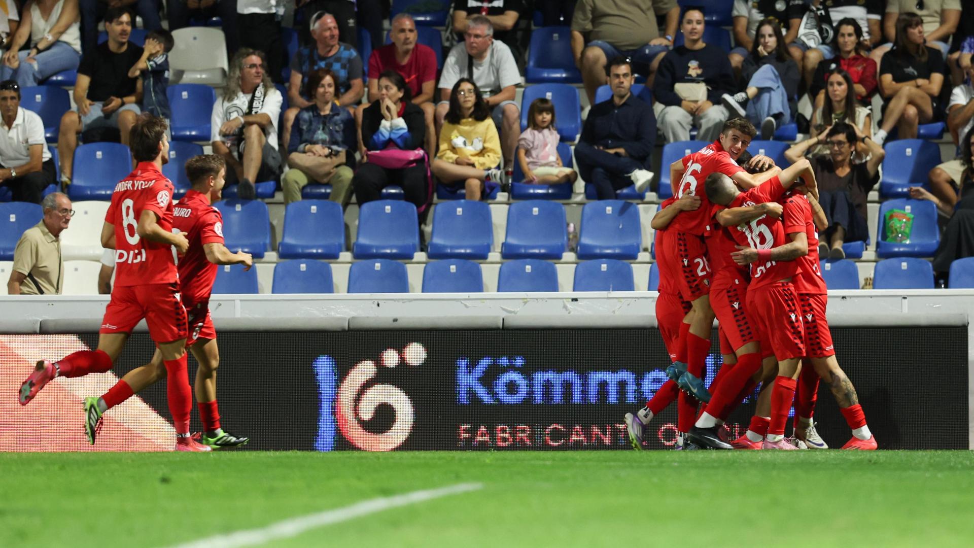 Los jugadores de Osasuna Promesas celebran el gol de Dani González