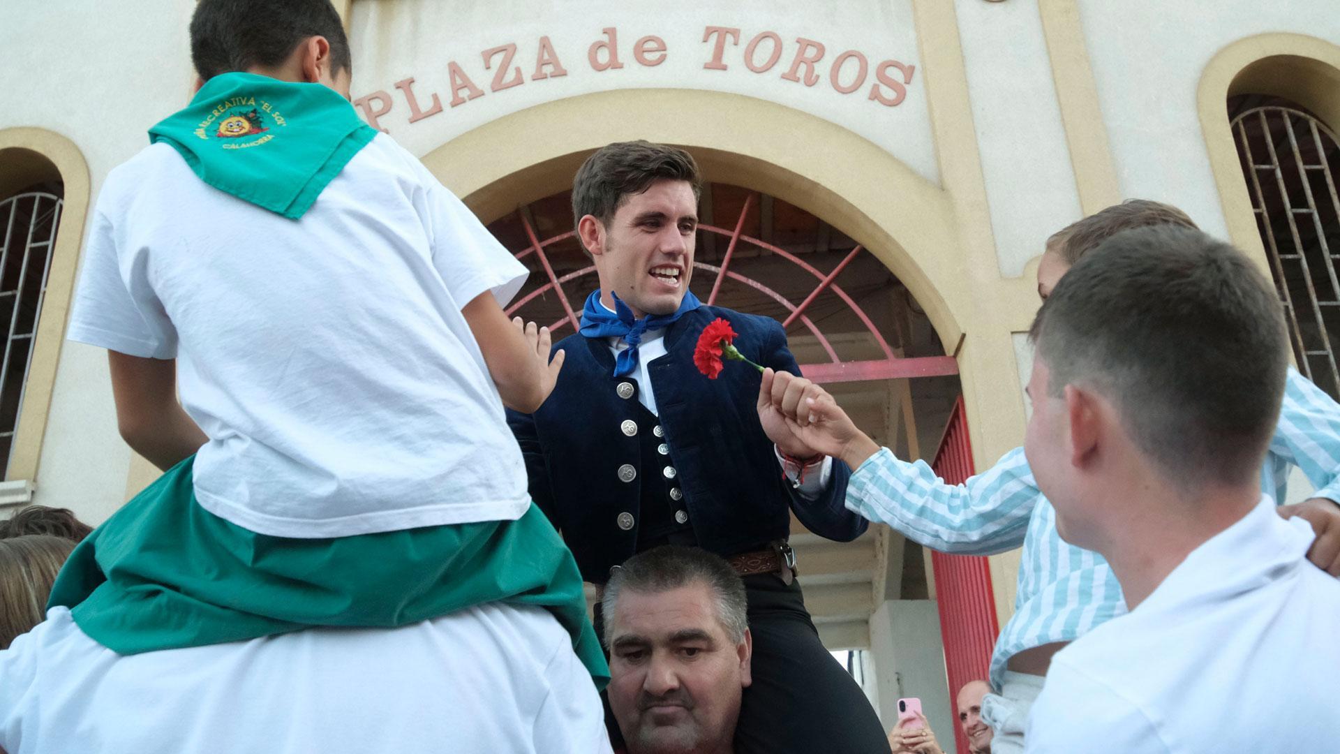 El rejoneador Guillermo Hermoso de Mendoza sale a hombros tras la corrida de rejones celebrada este sábado en Calahorra