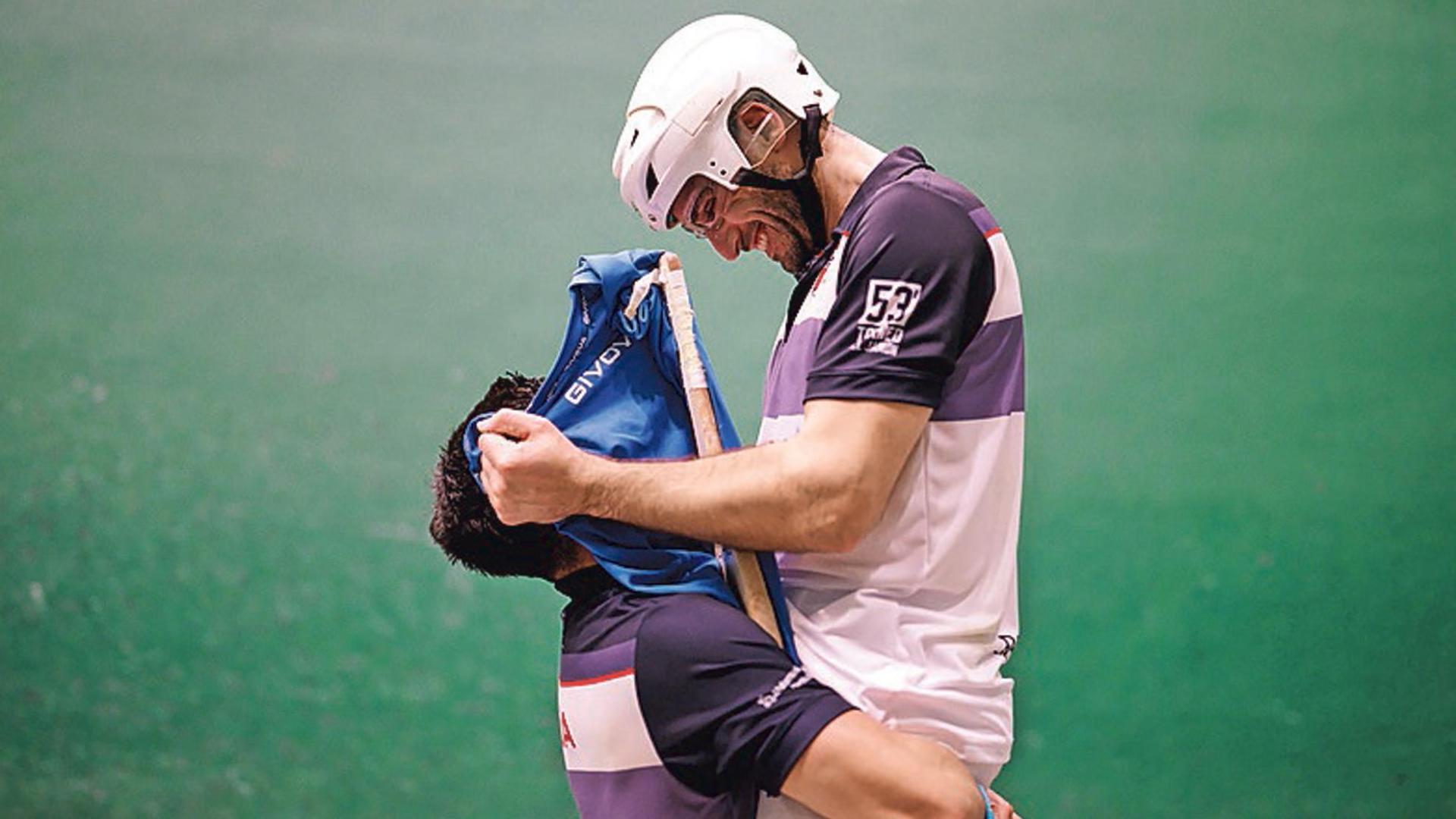 Pelúa alza en brazos a su compañero Braian tras proclamarse campeones de paleta cuero