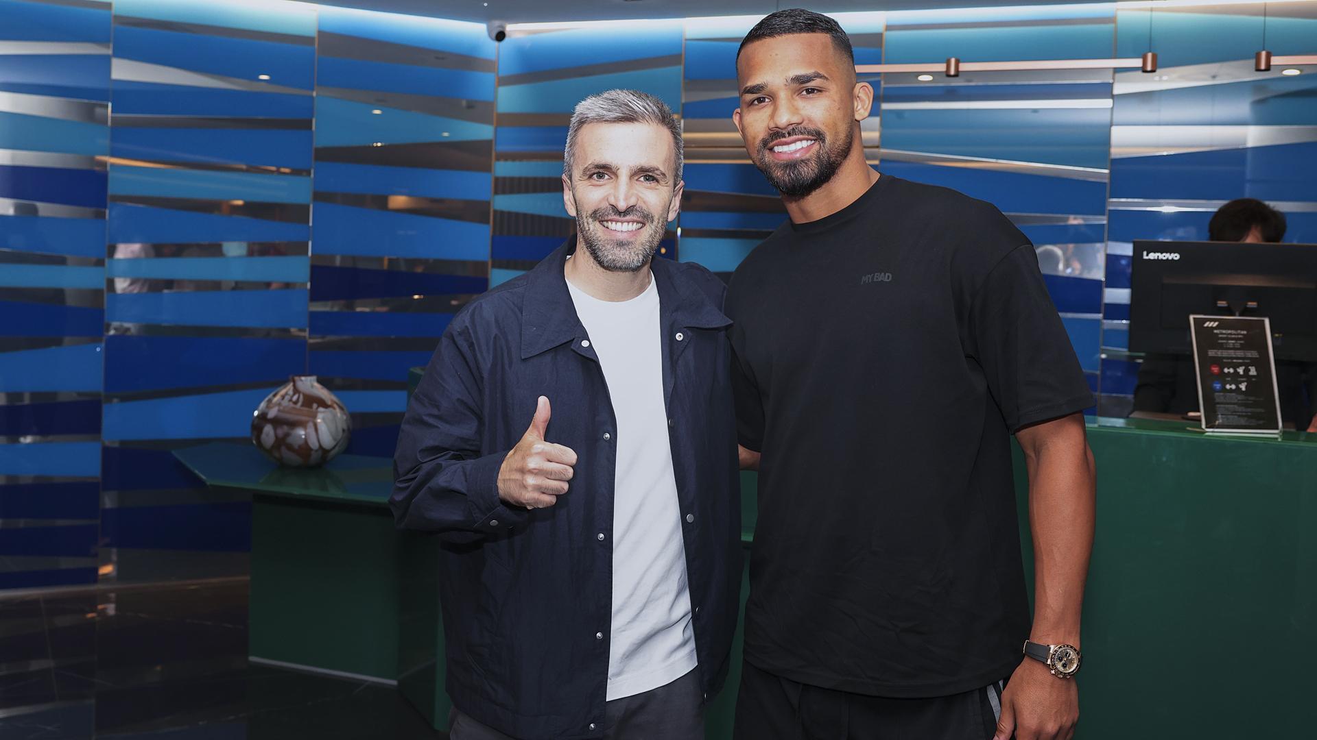 Yangel Herrera posa con el director deportivo de la Real, Erik Bretos, en su presentación como jugador txuri-urdin /