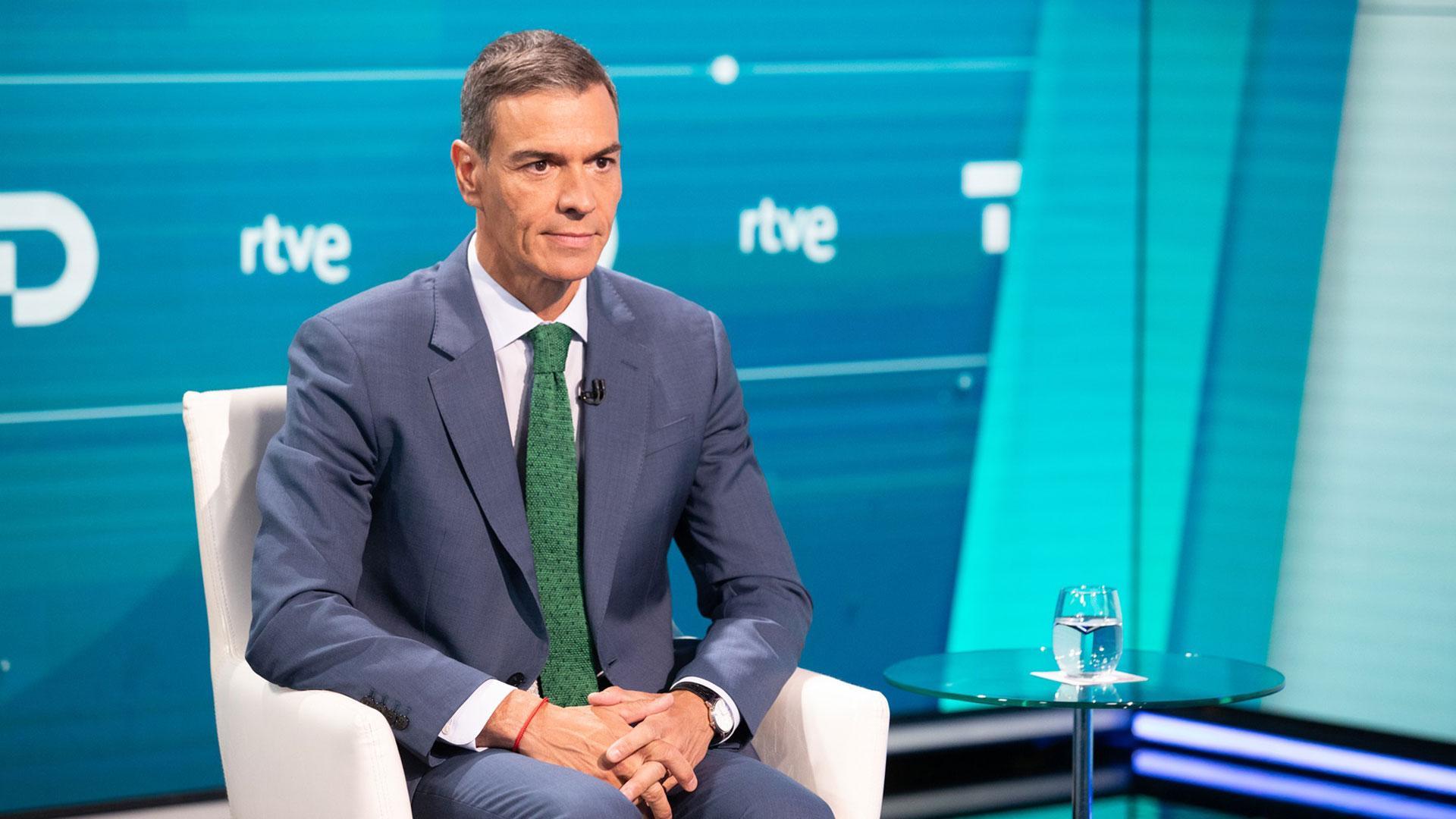 El presidente del Gobierno, Pedro Sánchez, durante su entrevista con la periodista Pepa Bueno en TVE