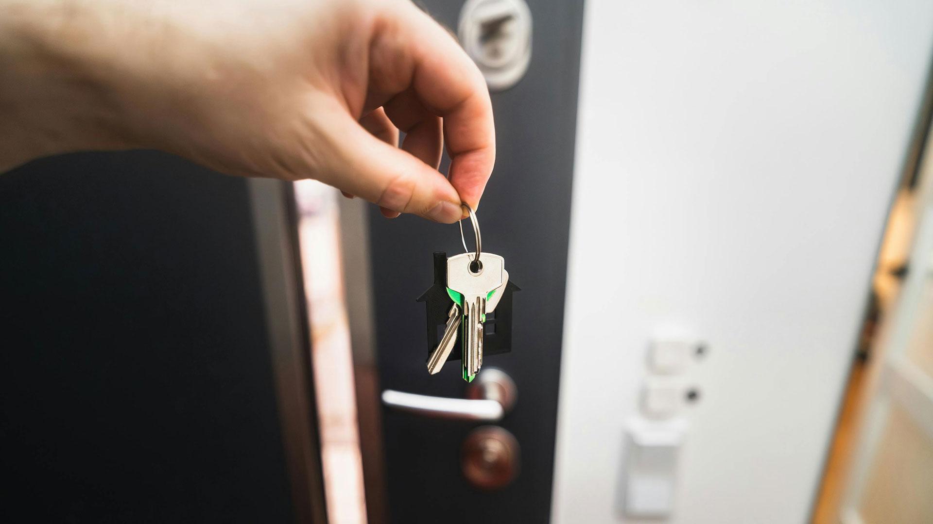 Imagen de archivo de una persona sujetando unas llaves de una vivienda