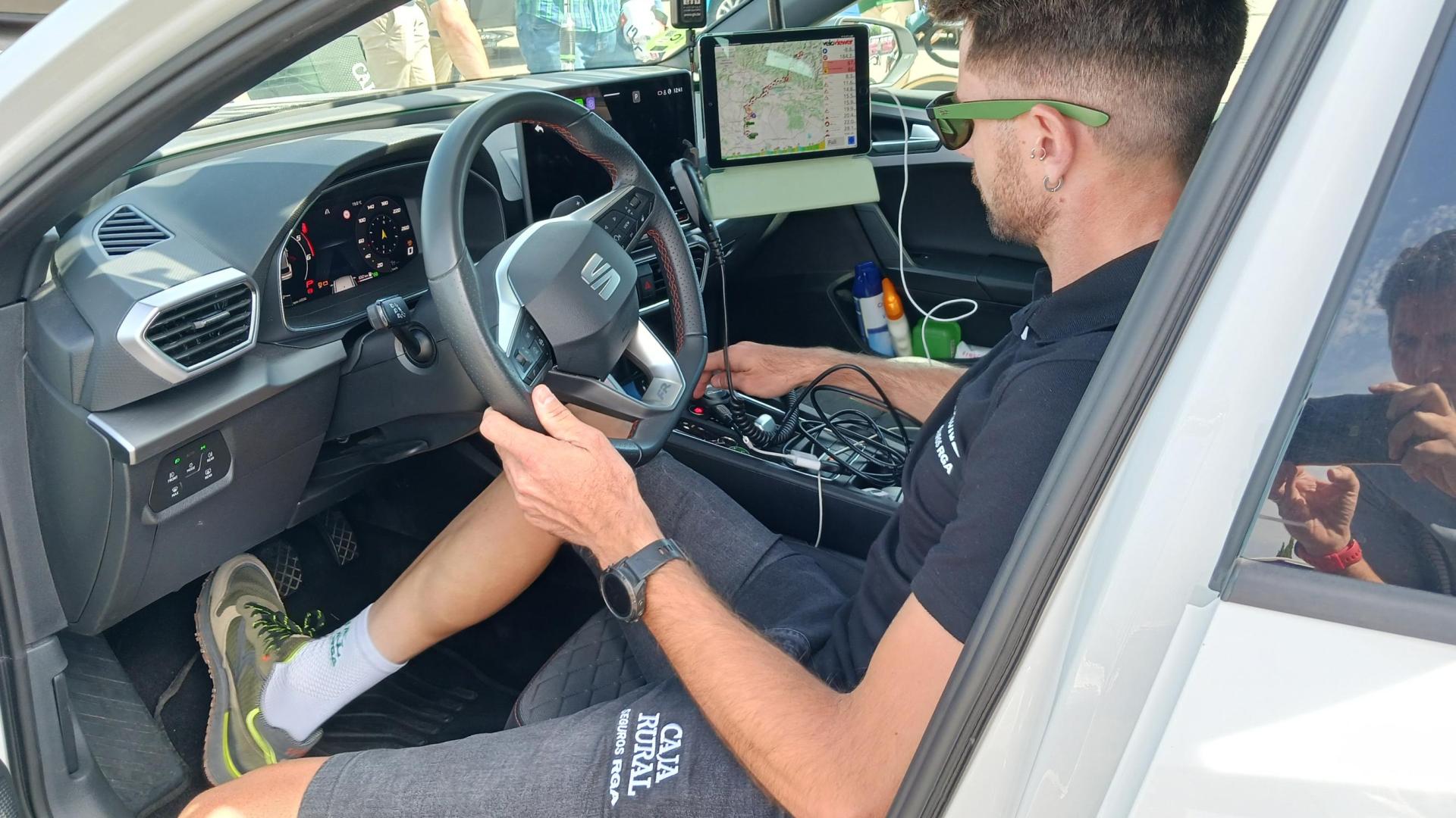 Fernández prepara el coche antes de salir
