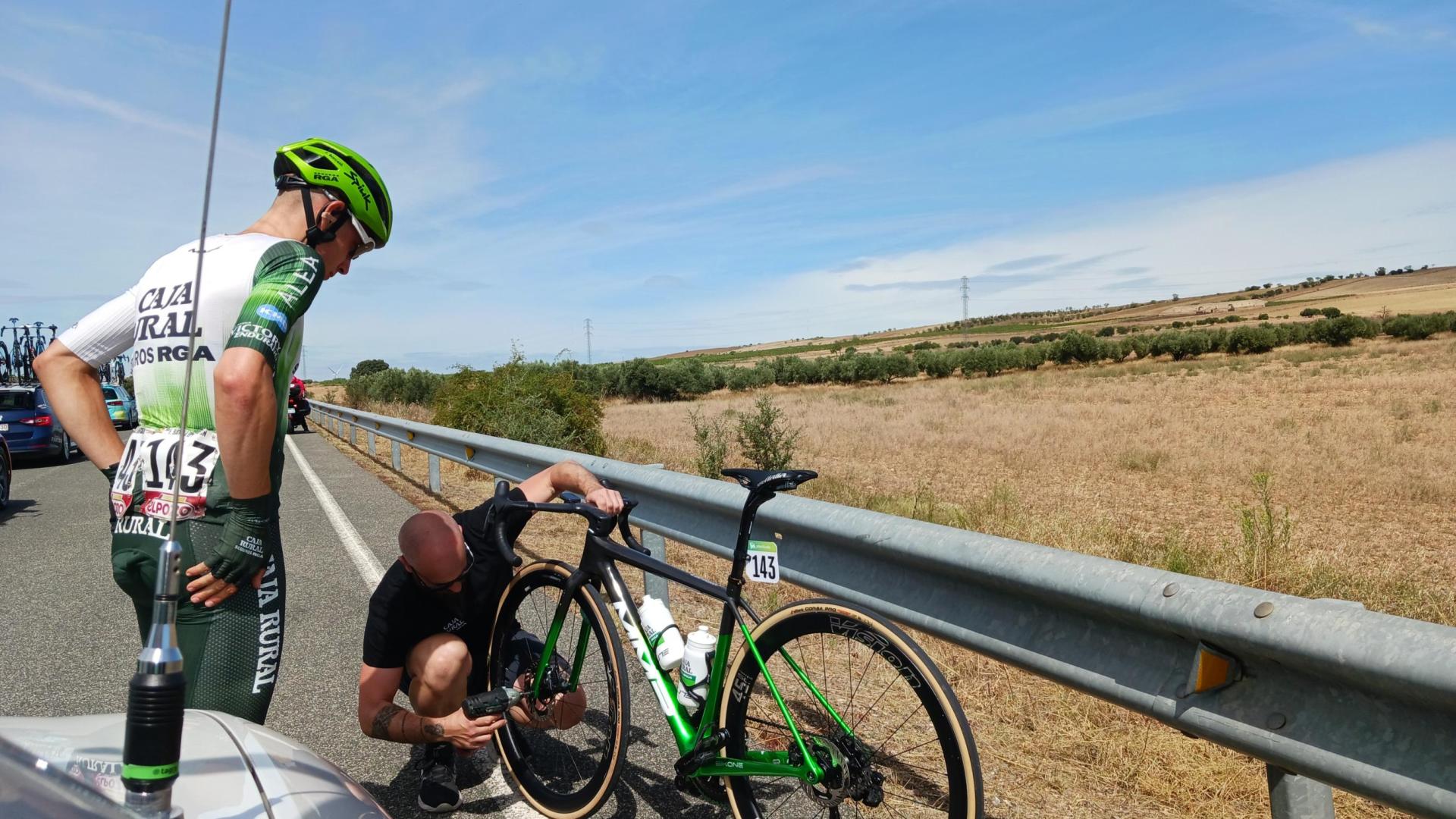 Patxi repara un problema en la bici de Barceló
