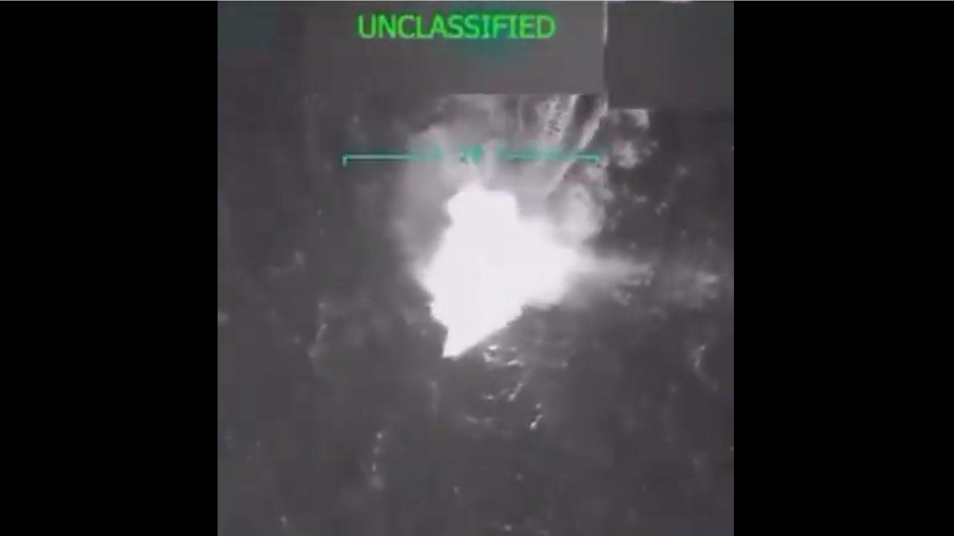 Momento de la explosión del barco venezolano supuestamente cargado de droga con destino a EE UU
