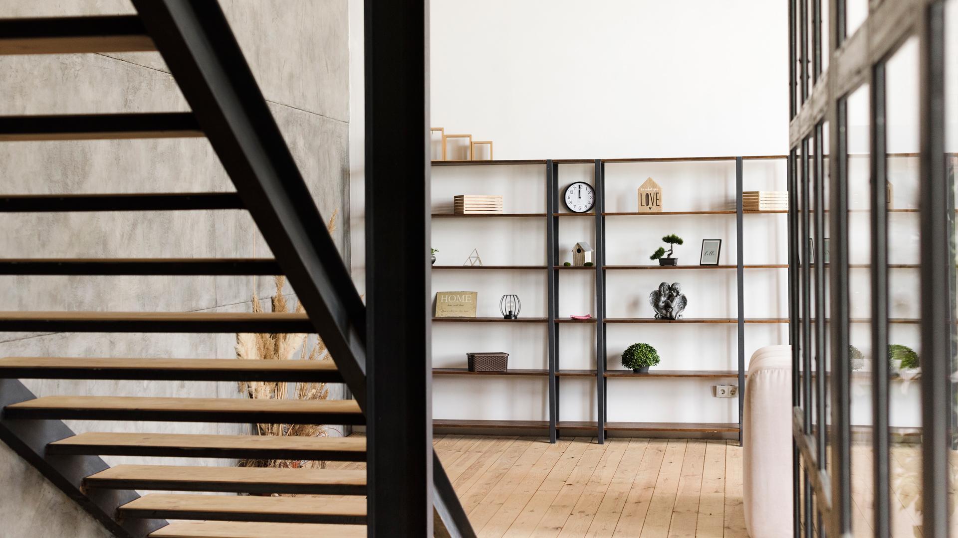 Algunos lofts suelen diseñarse con estilo industrial y colores neutros