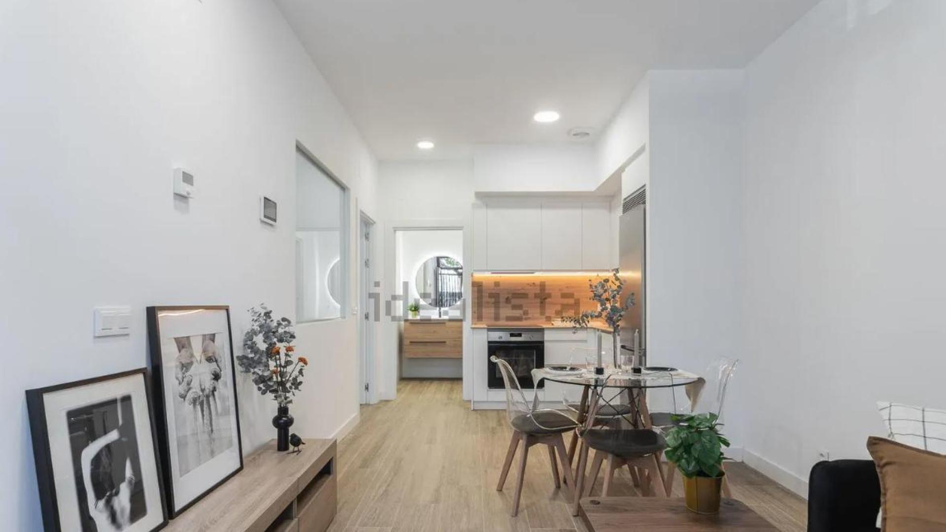 Cocina abierta al salón en el loft disponible en la Rochapea