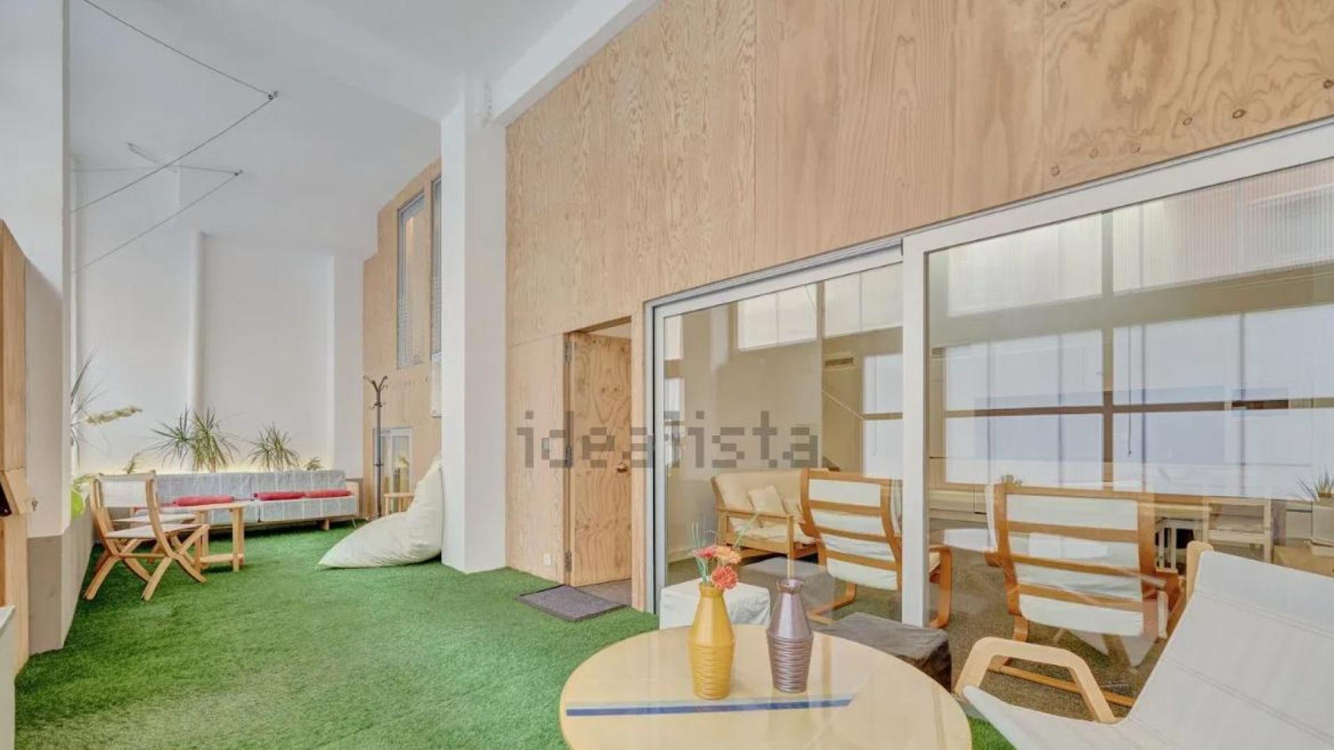 Amplia zona de zaguán del loft diseñado en un antiguo edificio de la Milagrosa