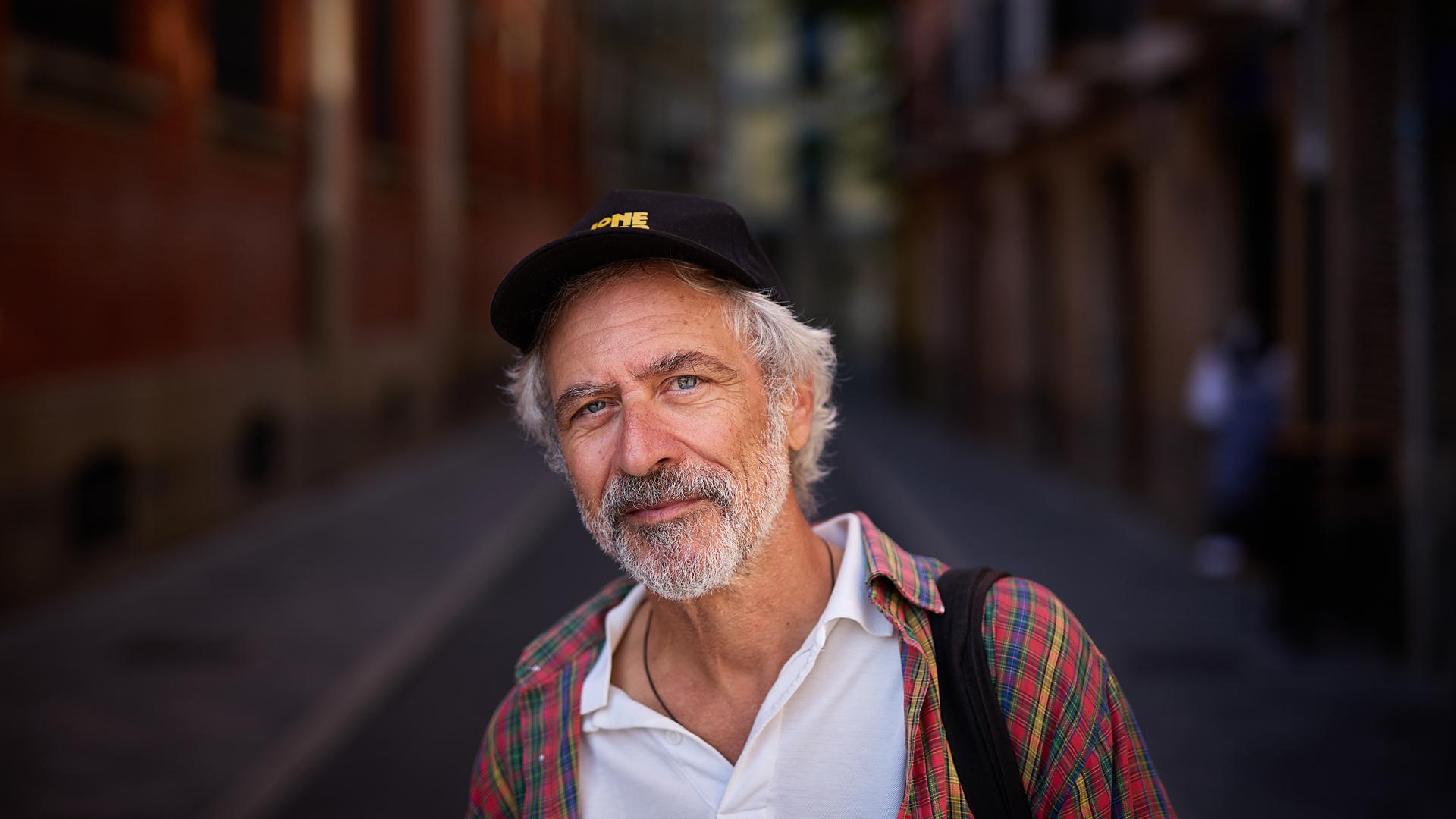 Fernando Luis Chivite dice que el propósito de escribir estos libros es quitarse importancia /