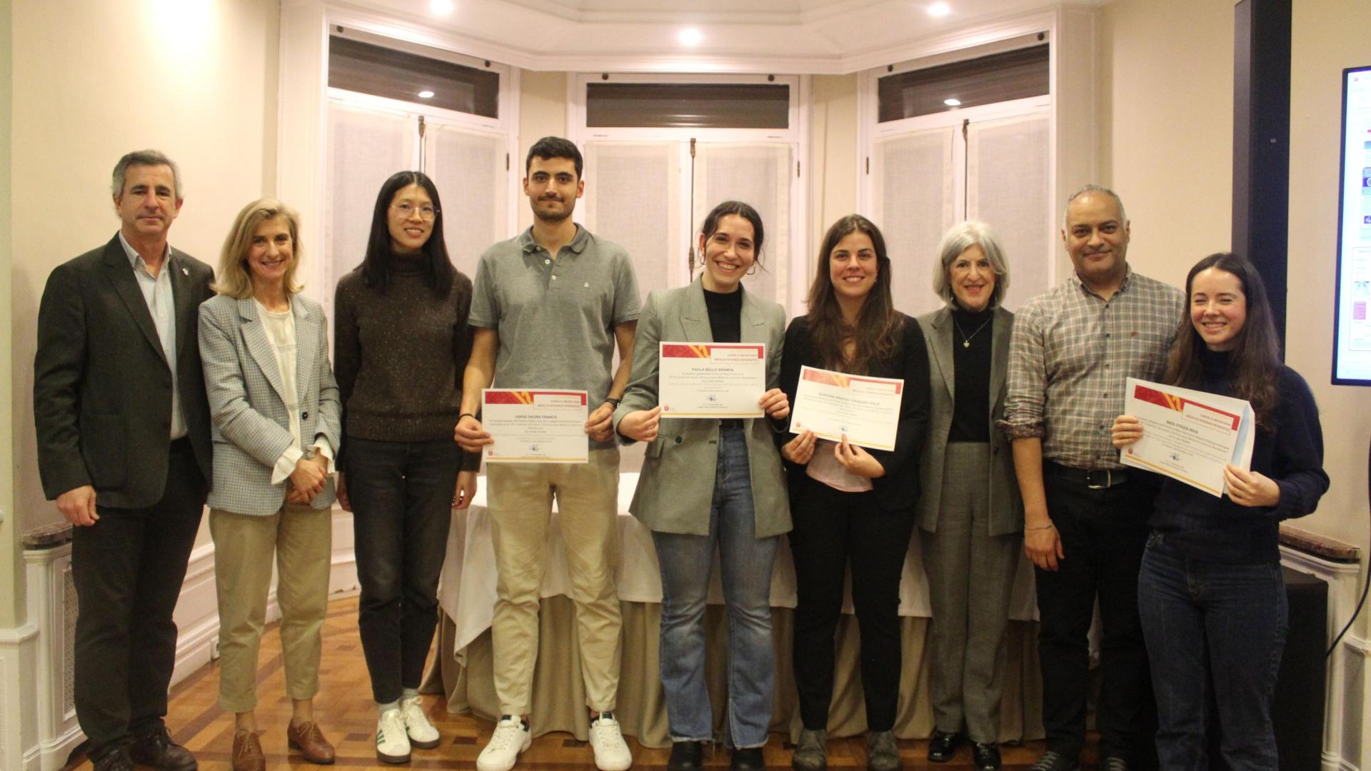 Representantes del Colegio de Médicos y ganadores del certamen MIR.