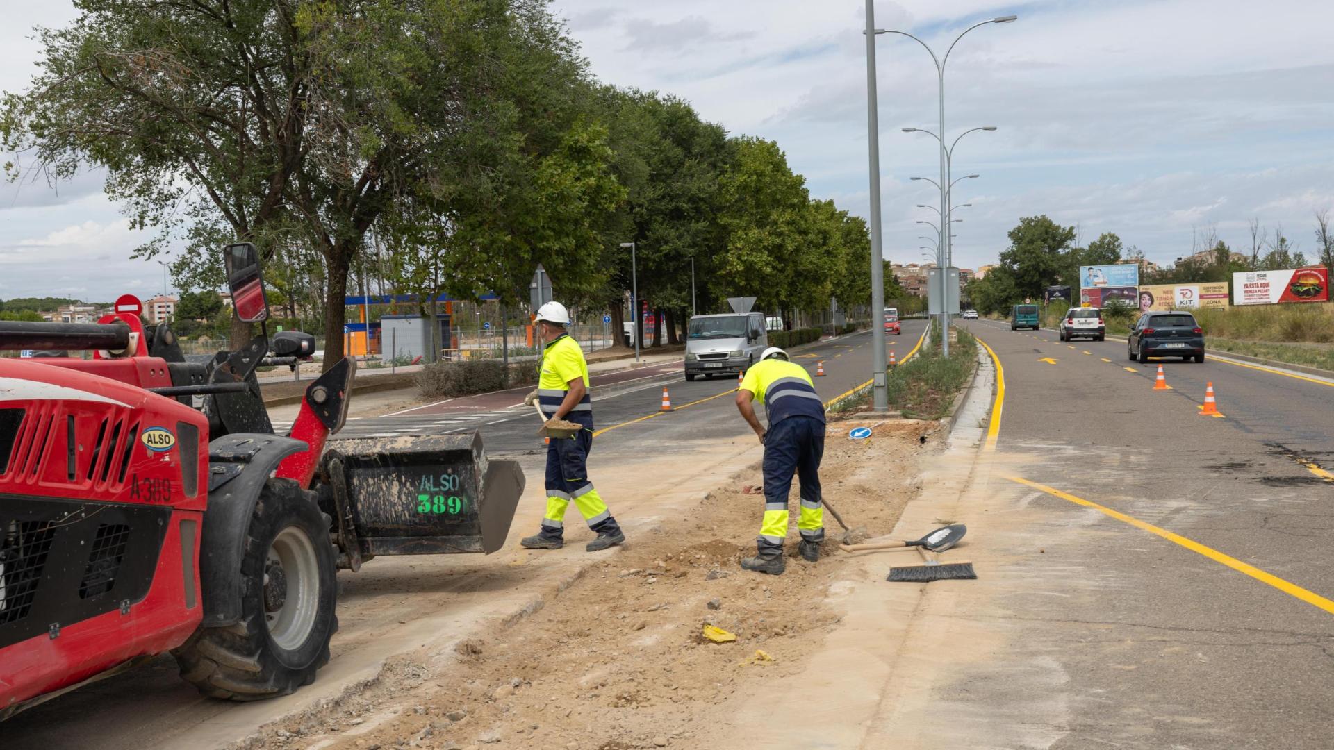 Varios operarios trabajando este lunes en las obras de construcción de la futura glorieta que servirá de acceso al nuevo Mercadona de Tudela
