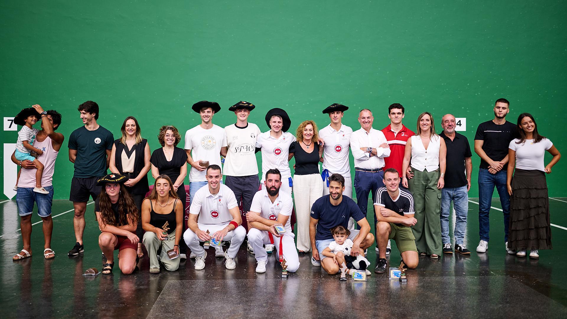 Finalistas del torneo internacional de cesta punta y herramienta /