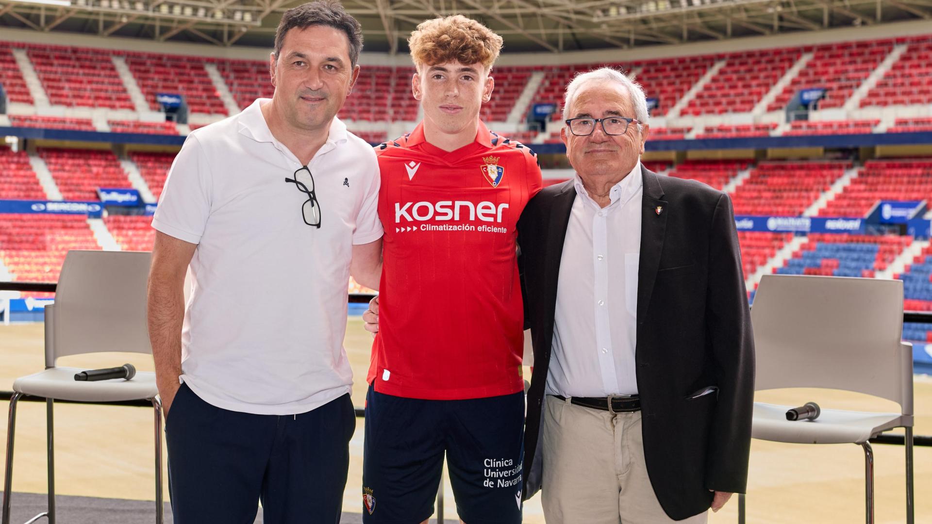 Braulio Vázquez y Luis Sabalza, junto a Víctor Muñoz el día de la presentación del extremo en el estadio de El Sadar