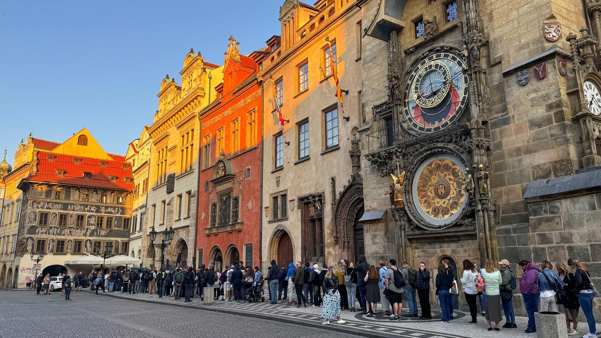 Largas colas desde primera hora de este martes en la Plaza del Ayuntamiento de la Ciudad de Praga para conseguir los primeros ejemplares de la última obra de Dan Brown