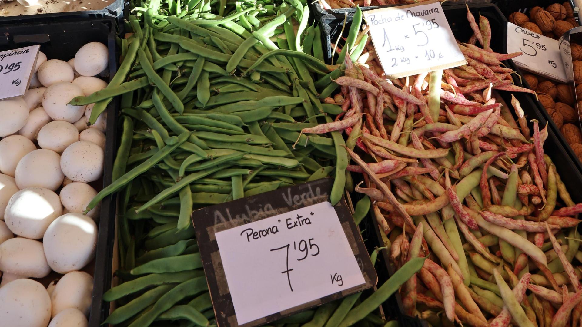 Imagen de un puesto de alubia verde en el mercadillo de Barañáin este martes 9 de septiembre
