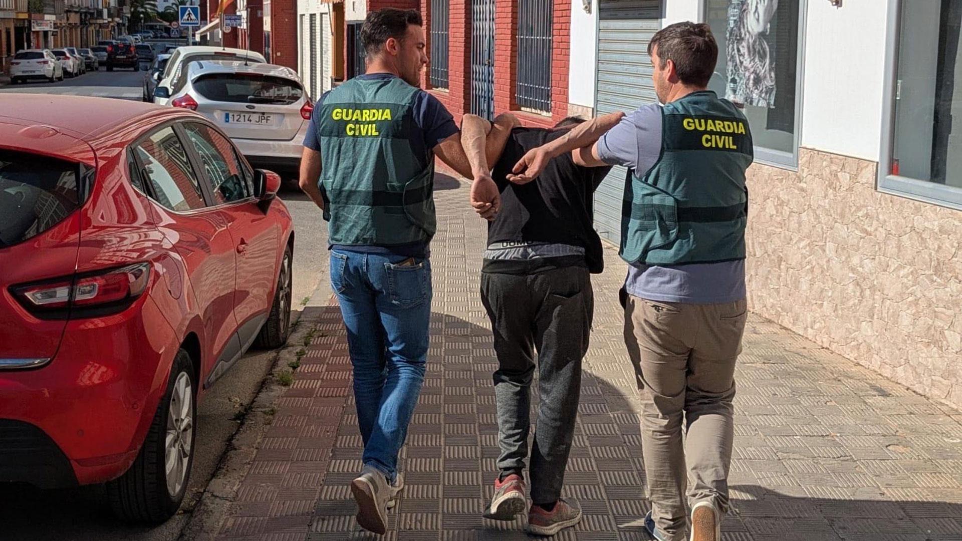 La Guardia Civil detuvo en Sevilla a dos personas por delitos de usurpación de estado civil, falsedad documental y estafa cometida a una empresa de Pamplona