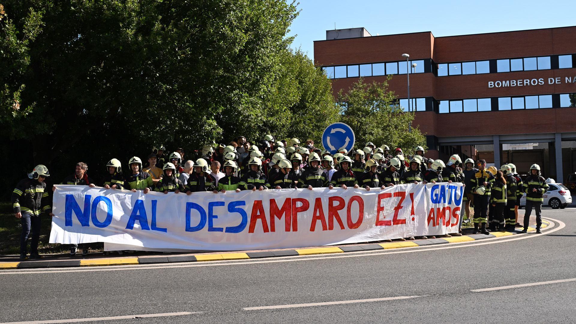 Protesta de bomberos y bomberos forestales en la rotonda frente al parque de Cordovilla
