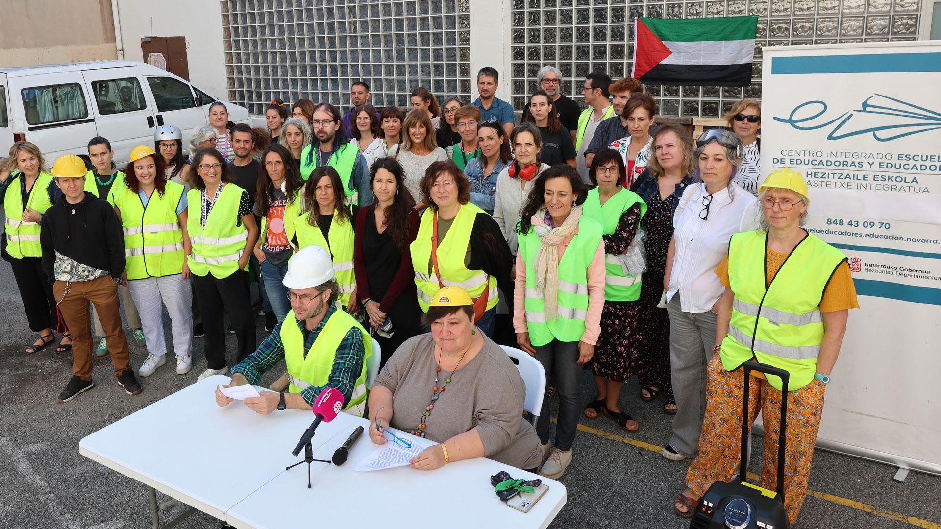 Los docentes reivindicando su malestar en rueda de prensa